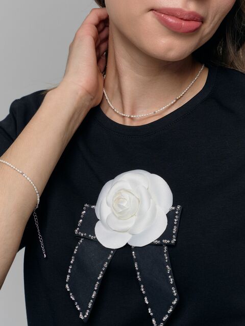 Футболка с камелией в стиле Chanel черная