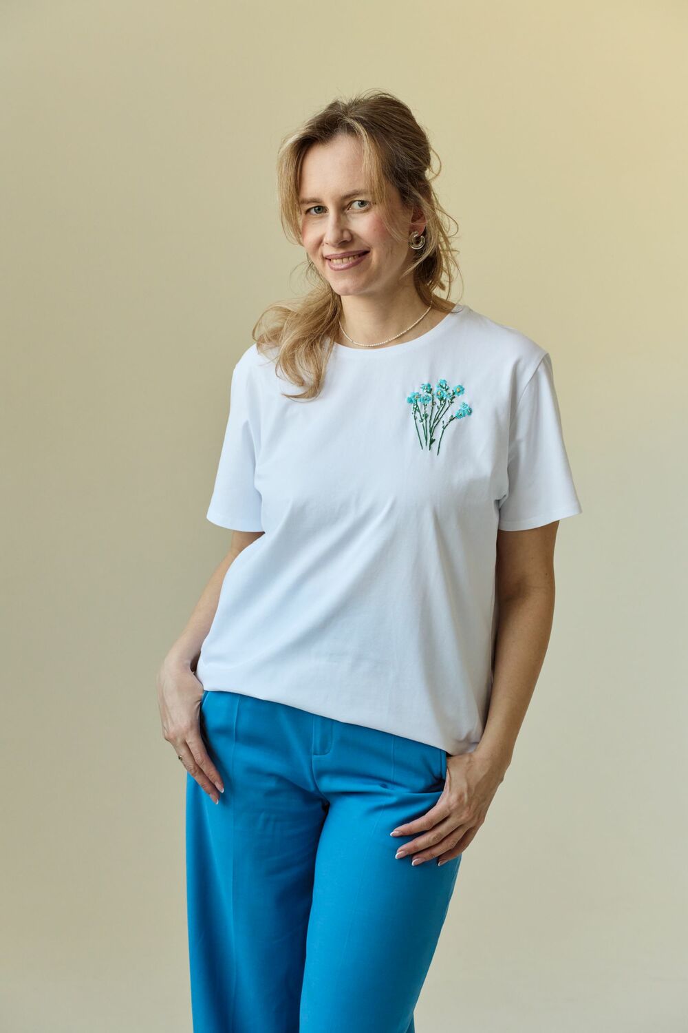 Футболка незабудки с вышивкой мулине