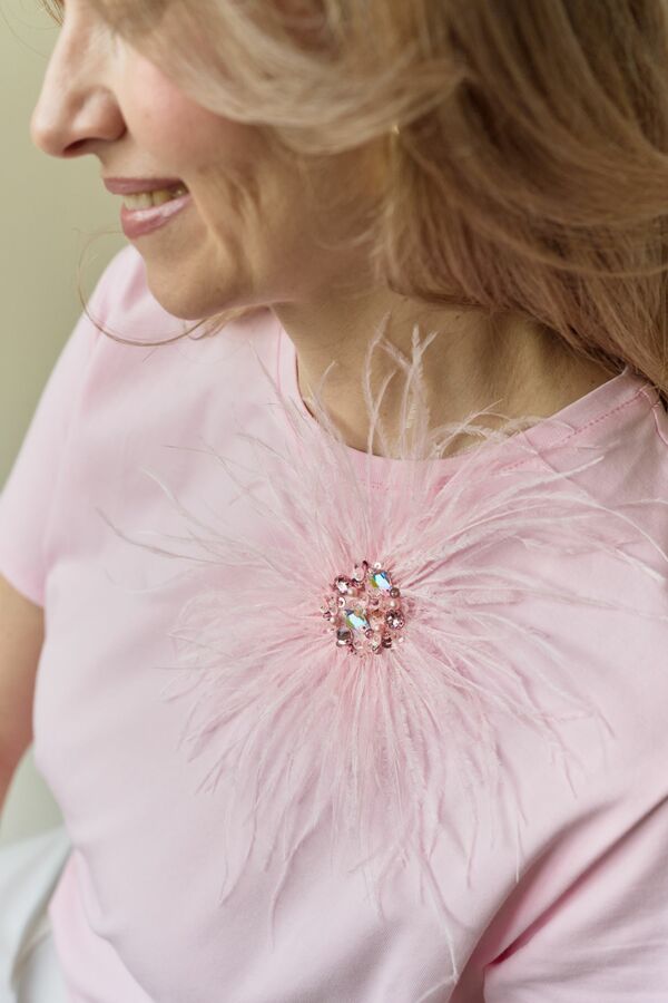 Футболка с перьями розовая