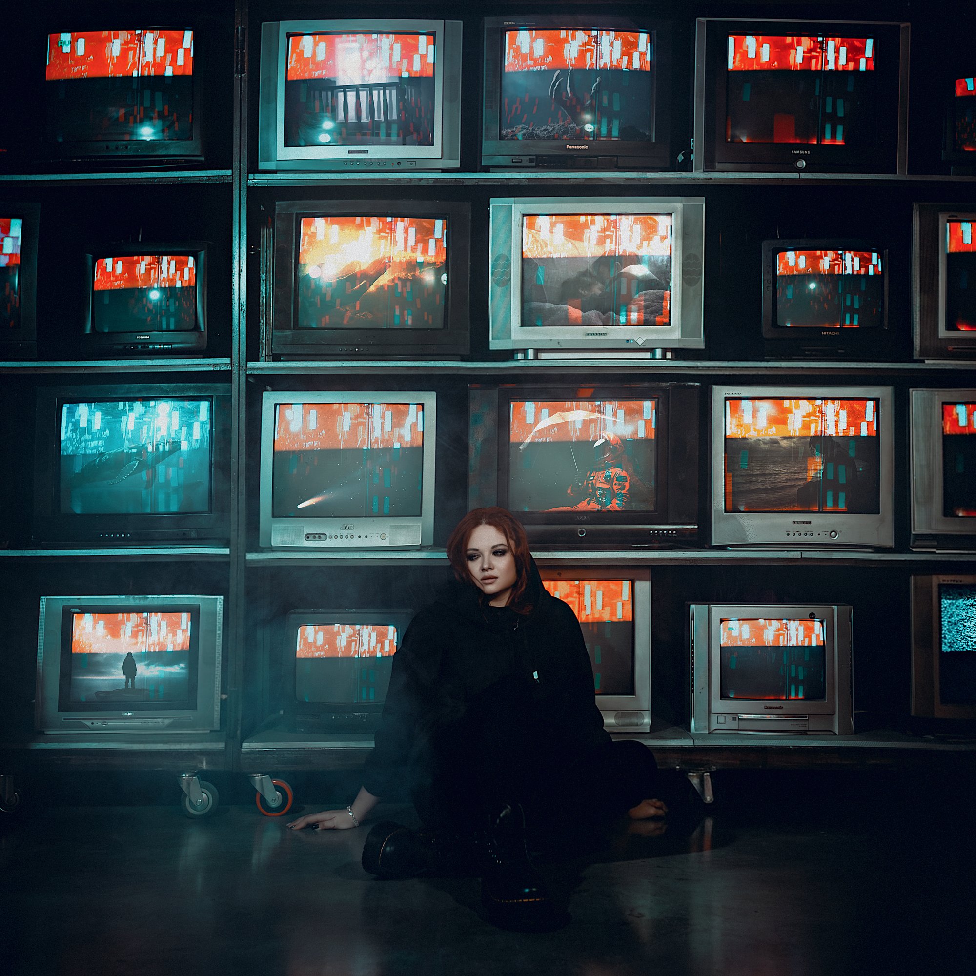 Обложка релиза «Переполненная комната» — NAÝA