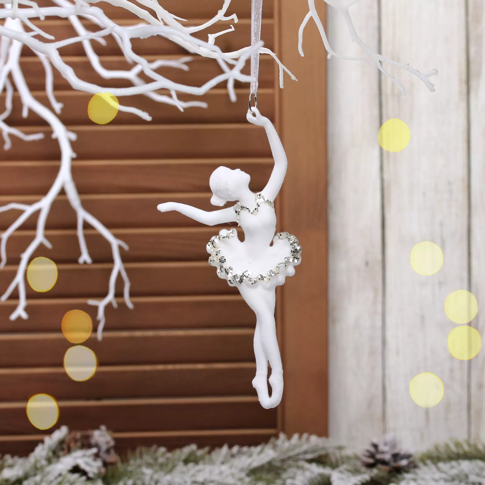 Елочное украшение Сказочный балет 13х16,5 см белый/серебро (микс) 916-2133