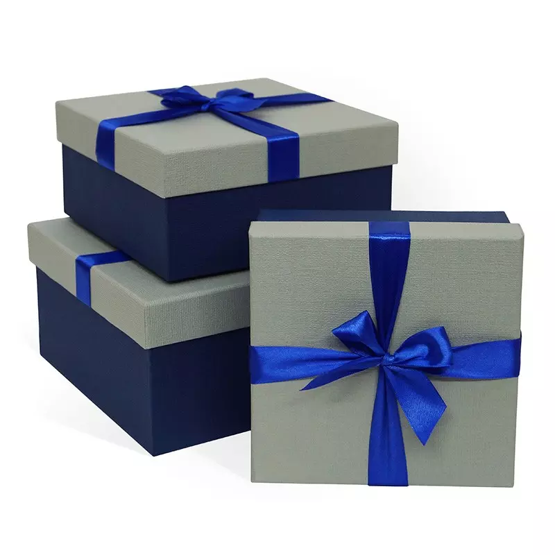 Коробка подарочная  с бантом тиснение РОГОЖКА (210x210x110, светло-серый тисненая бумага)