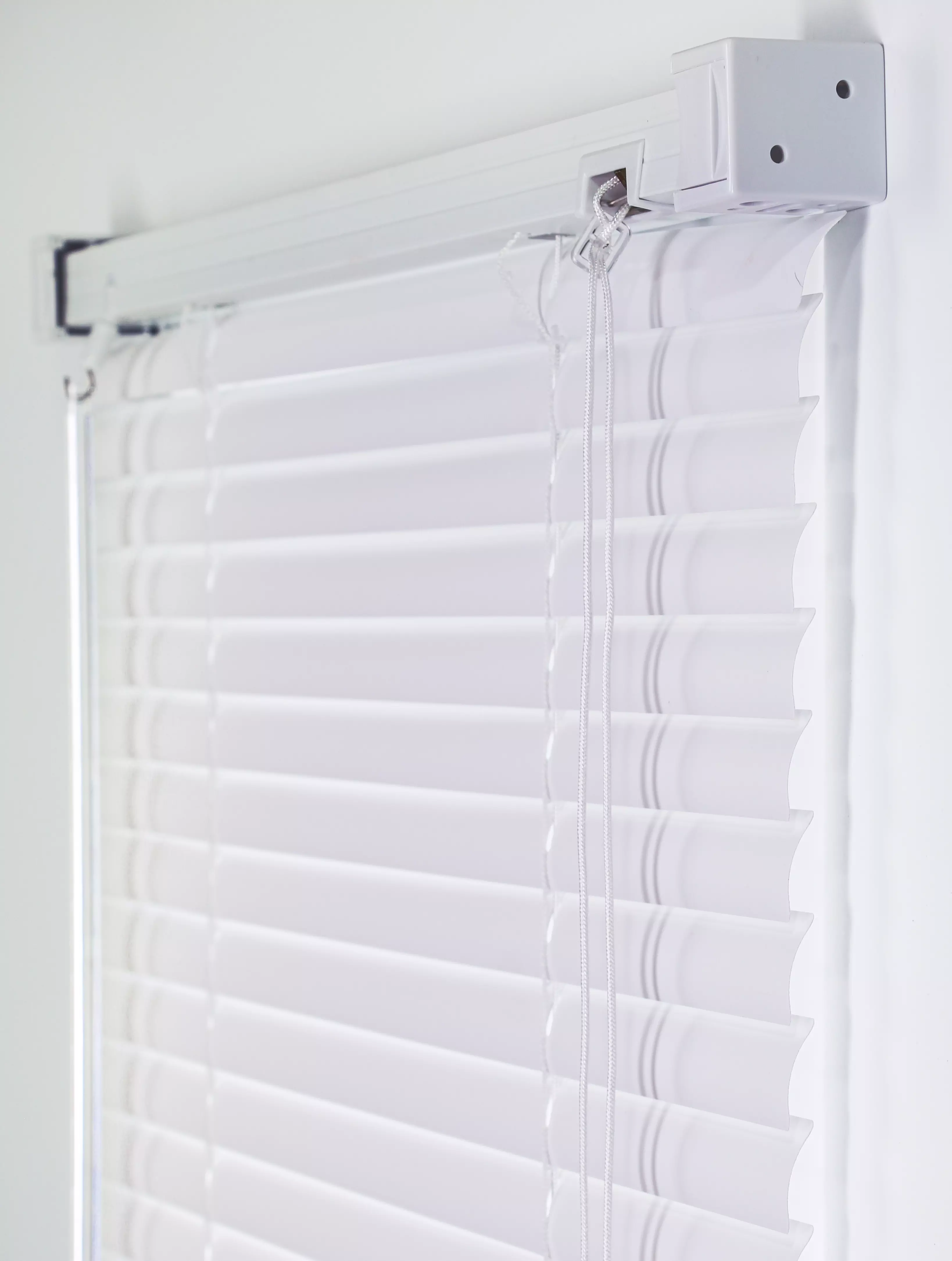 Жалюзи горизонтальные 170х160 см белые пластиковые Магеллан