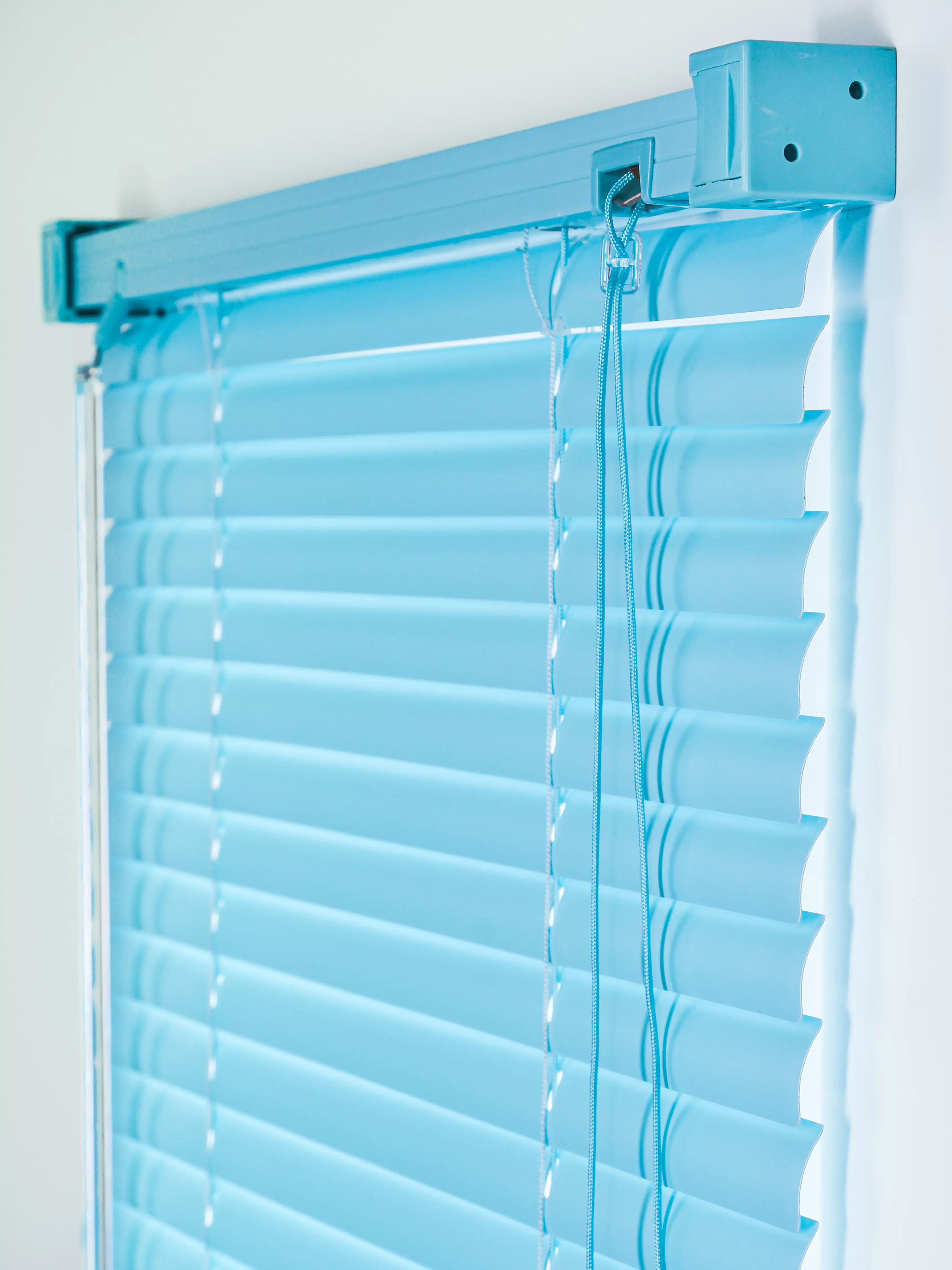 Жалюзи горизонтальные 170х160 см голубой пластиковые Магеллан