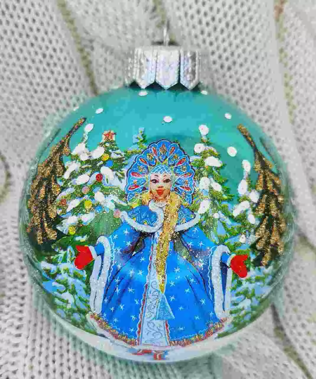 Елочный шар стекло Снегурочка- красавица 10 см Коломеев КУ-100-244049