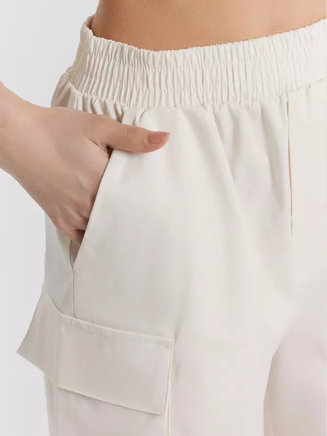 Шорты женские Mark Formelle 132363 молочный, р-р 170-106 (50 / XL)