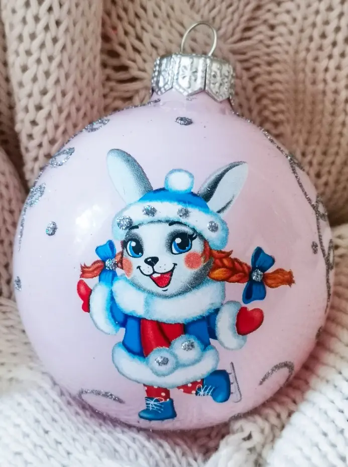 Новогодний шар Крольчишка на коньках, стекло, 65 мм, в подарочной упаковке