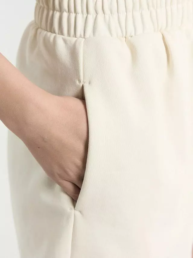 Шорты женские Mark Formelle 132319 бежевый. р-р 164/170-106 (50 / XL)