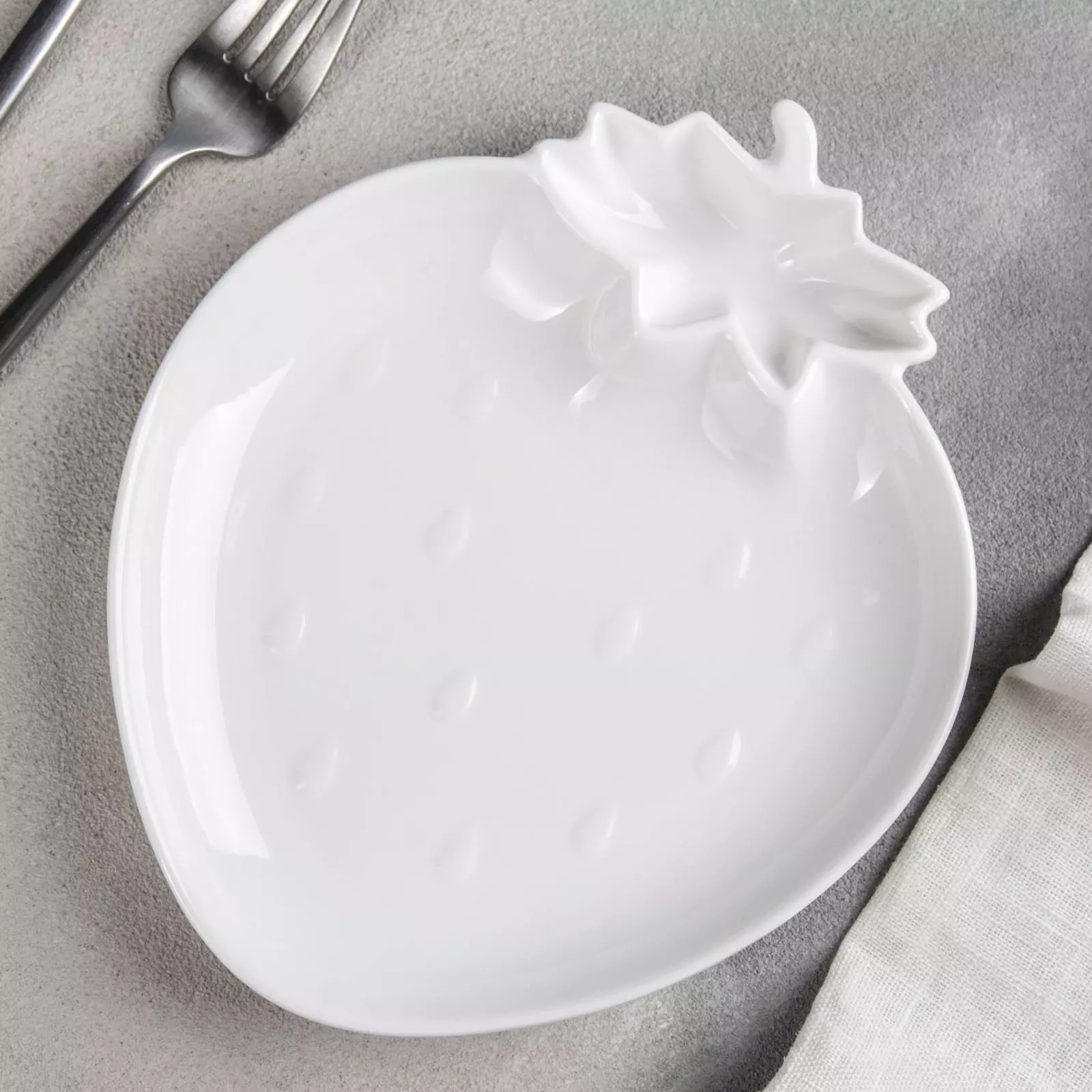 Блюдо фарфоровое с соусником Magistro «Бланш. Клубника», d=20 см, цвет белый