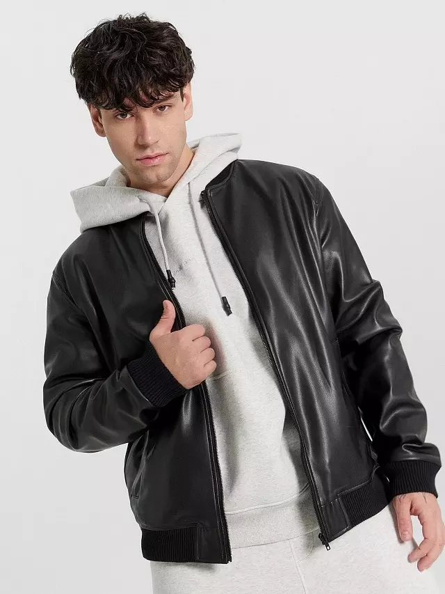 Бомбер мужской Mark Formelle 121195/1 черный 1, р-р 108-188 (54 / XXL)