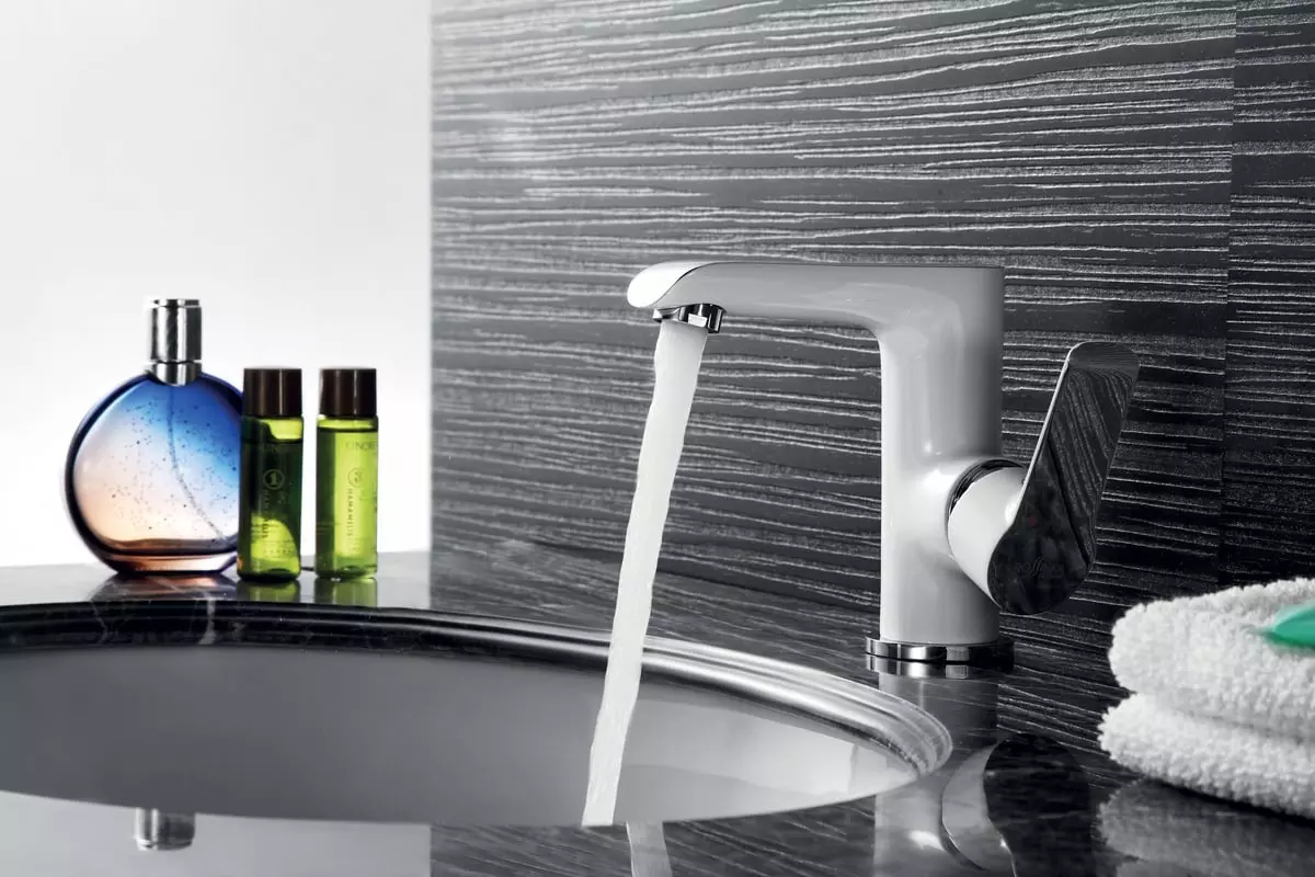 Смеситель для раковины Rossinka W35-11, хром/белый