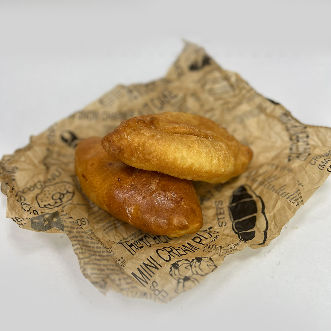 Пирожок с луком и яйцом