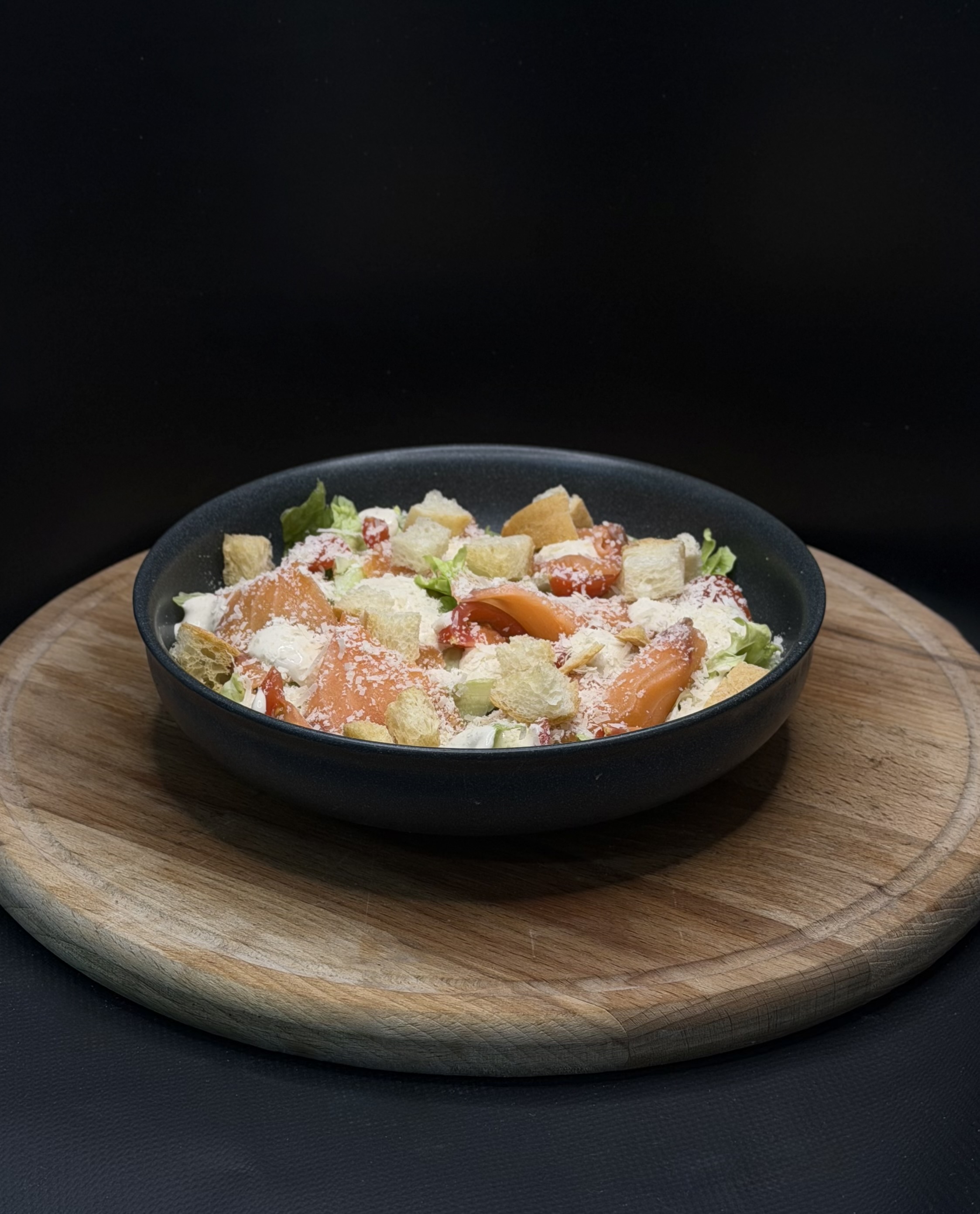 Салат Цезарь с лососем