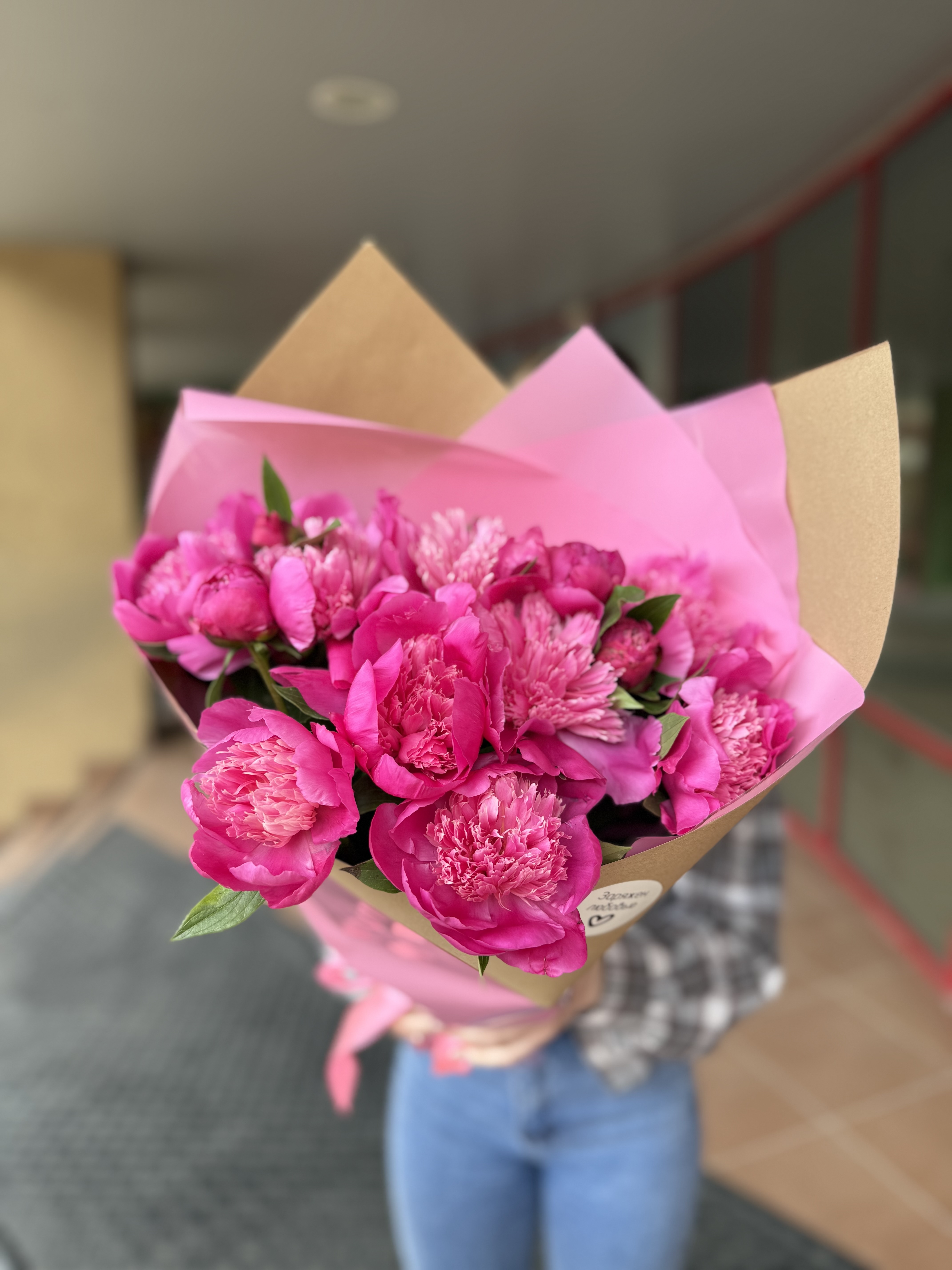 Букет из 13 пионов