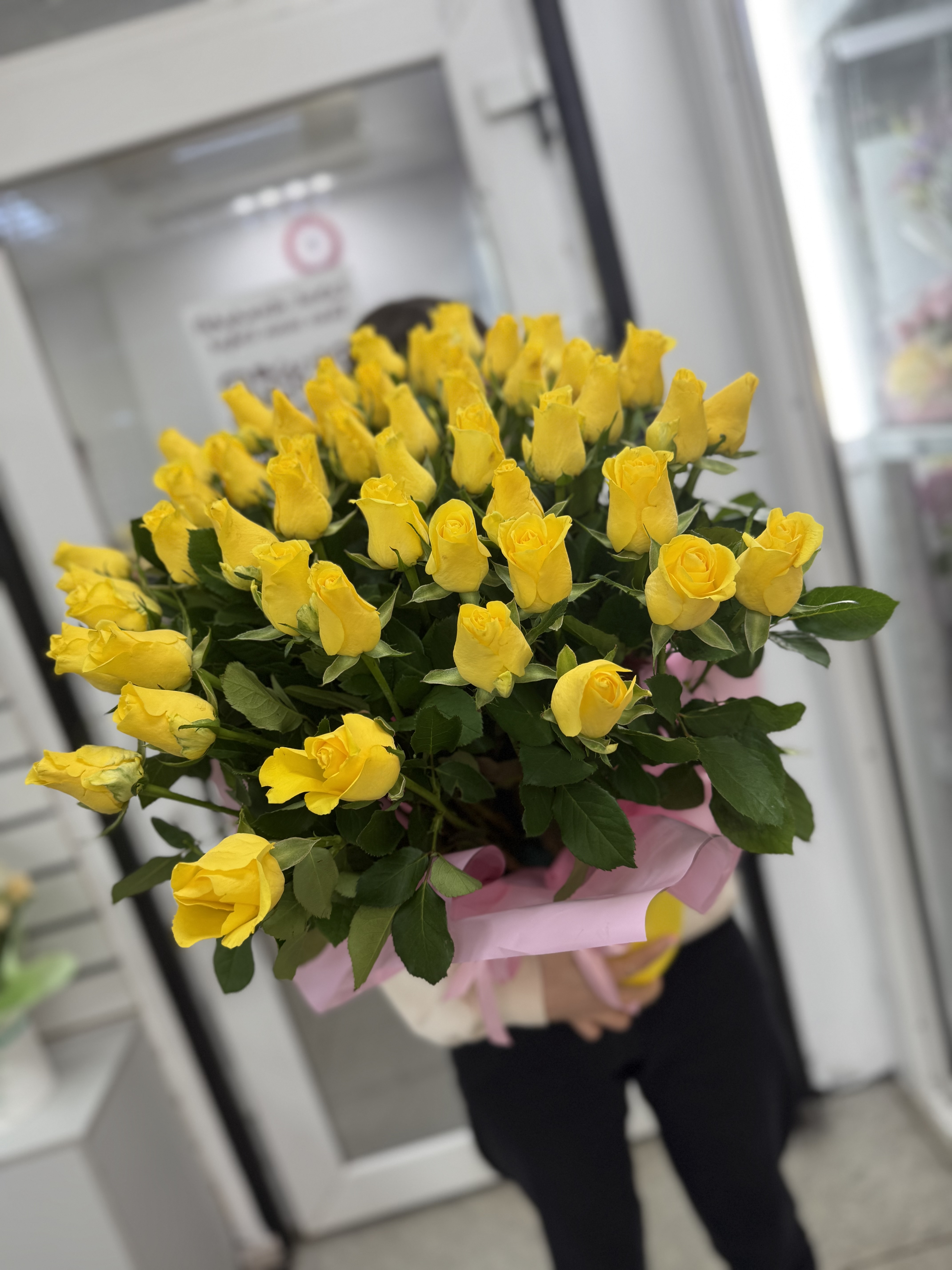 51 роза в коробке