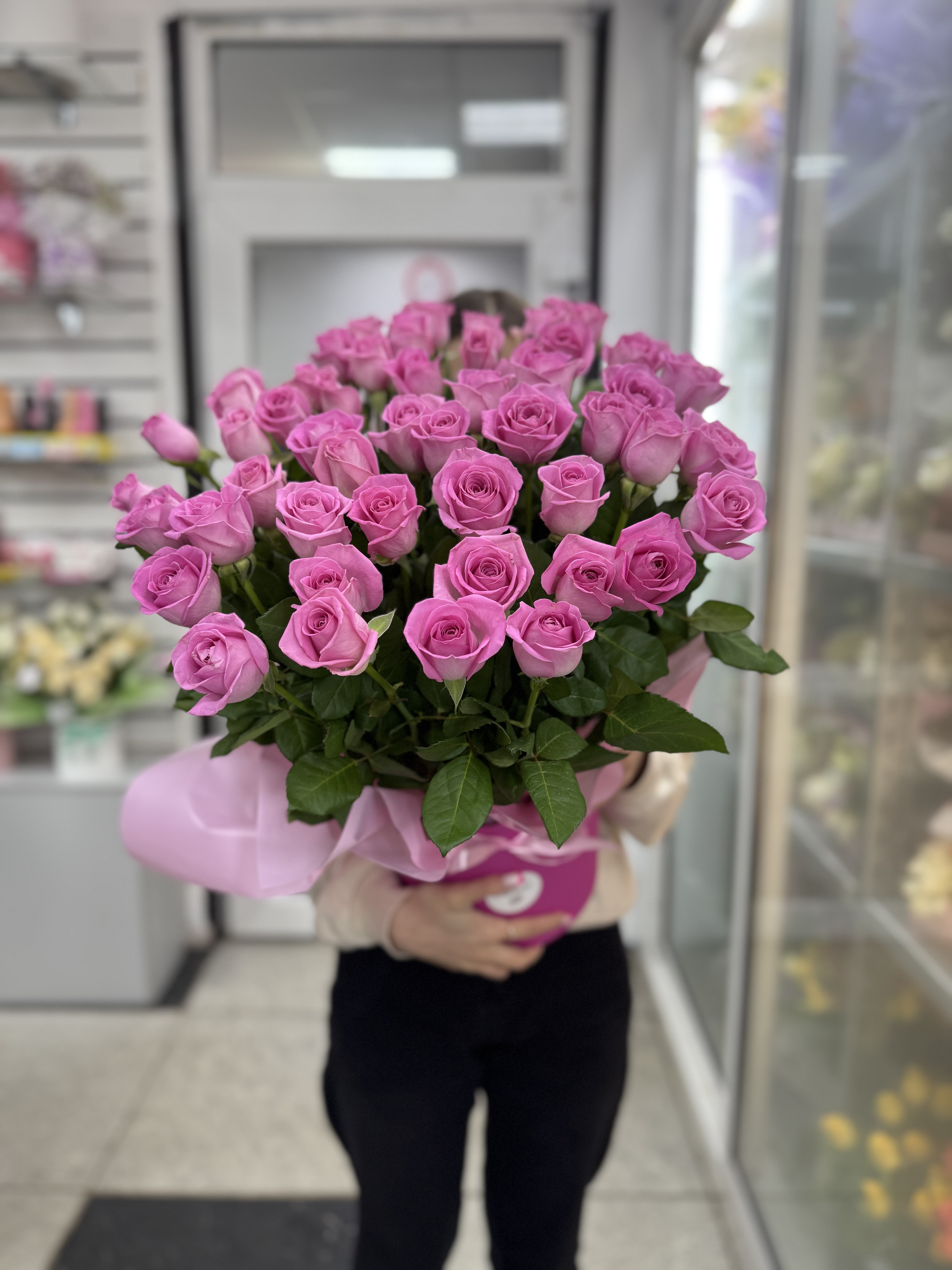 51 роза в коробке