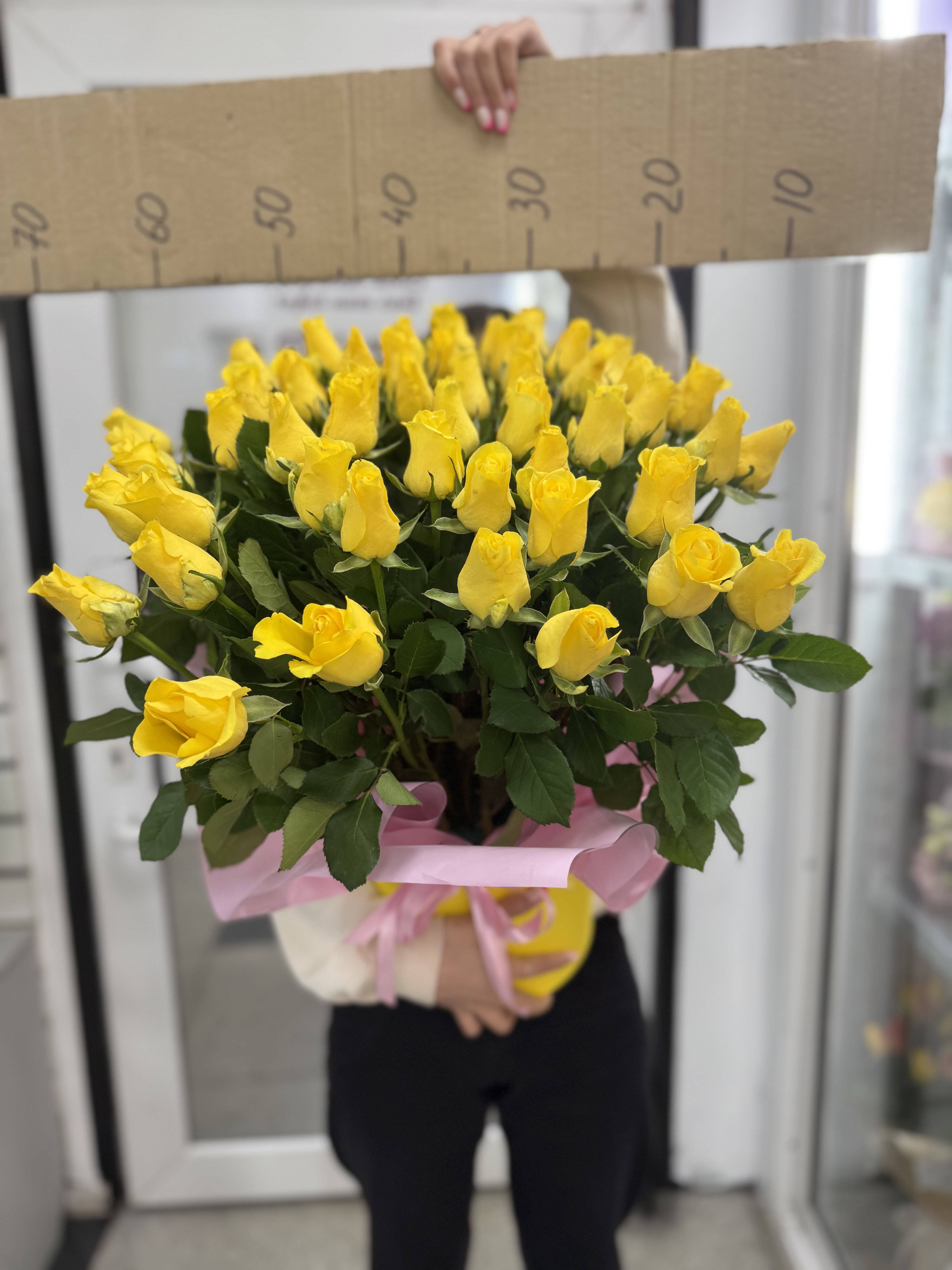 51 роза в коробке