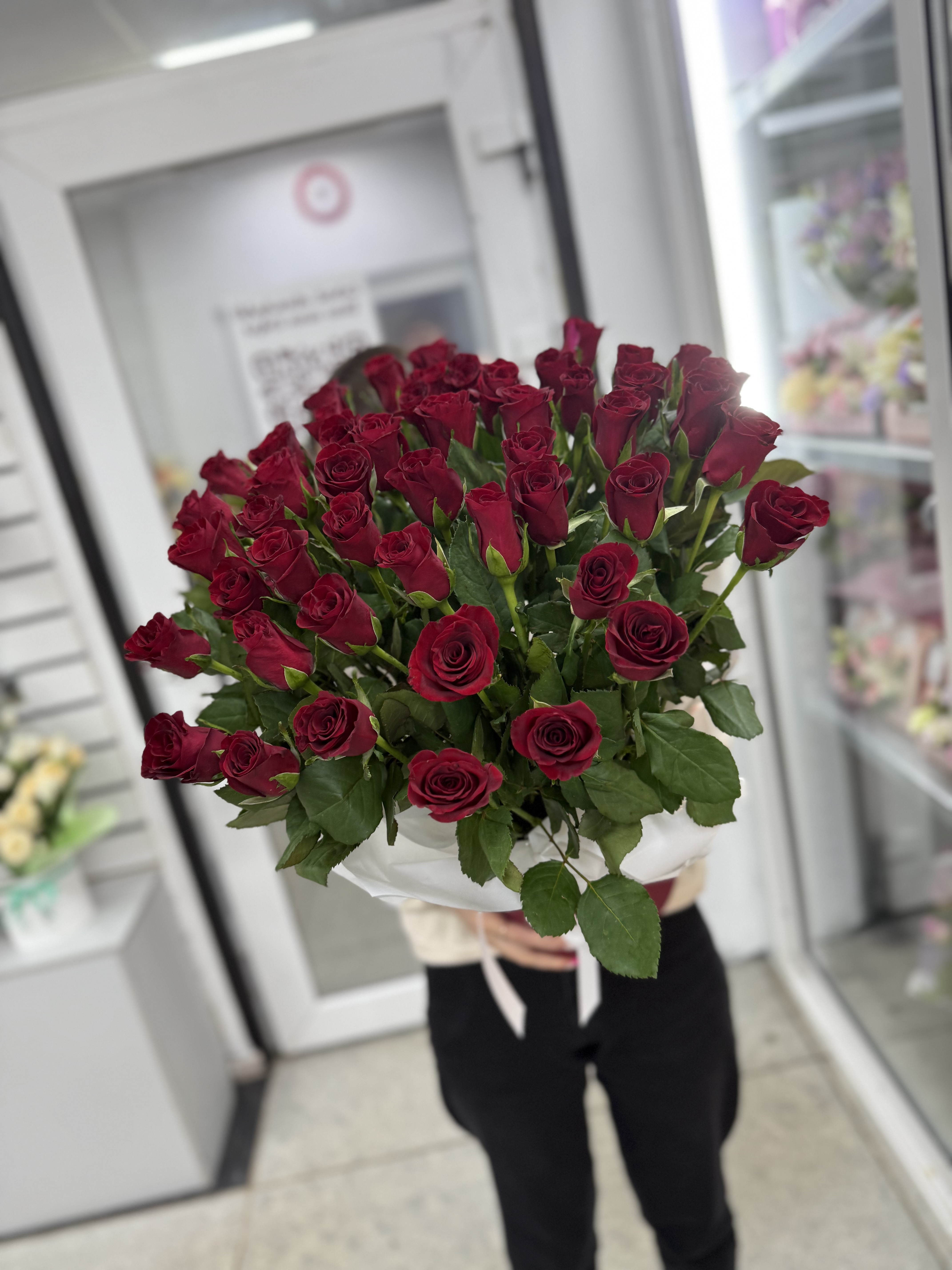 51 роза в коробке