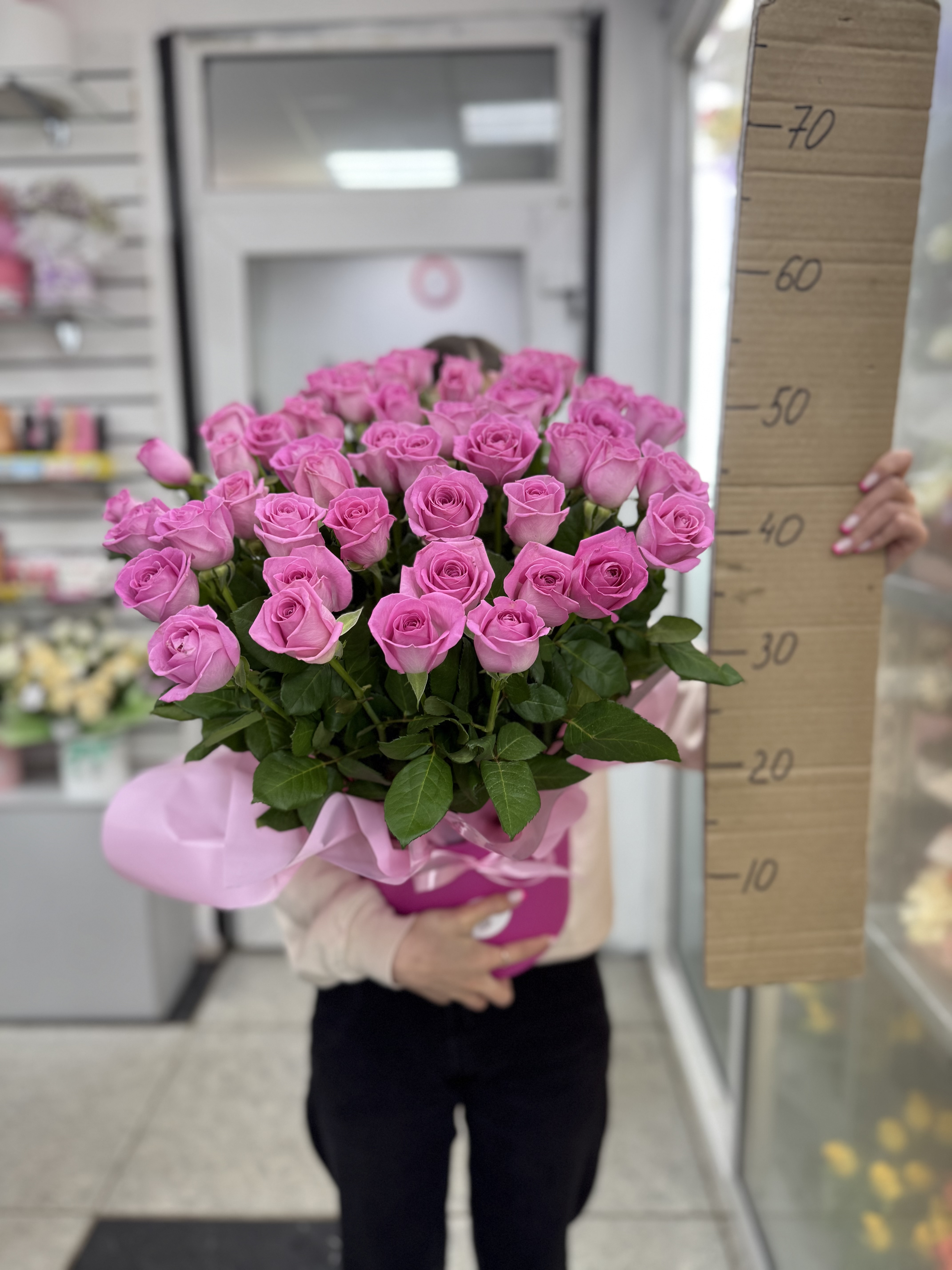 51 роза в коробке