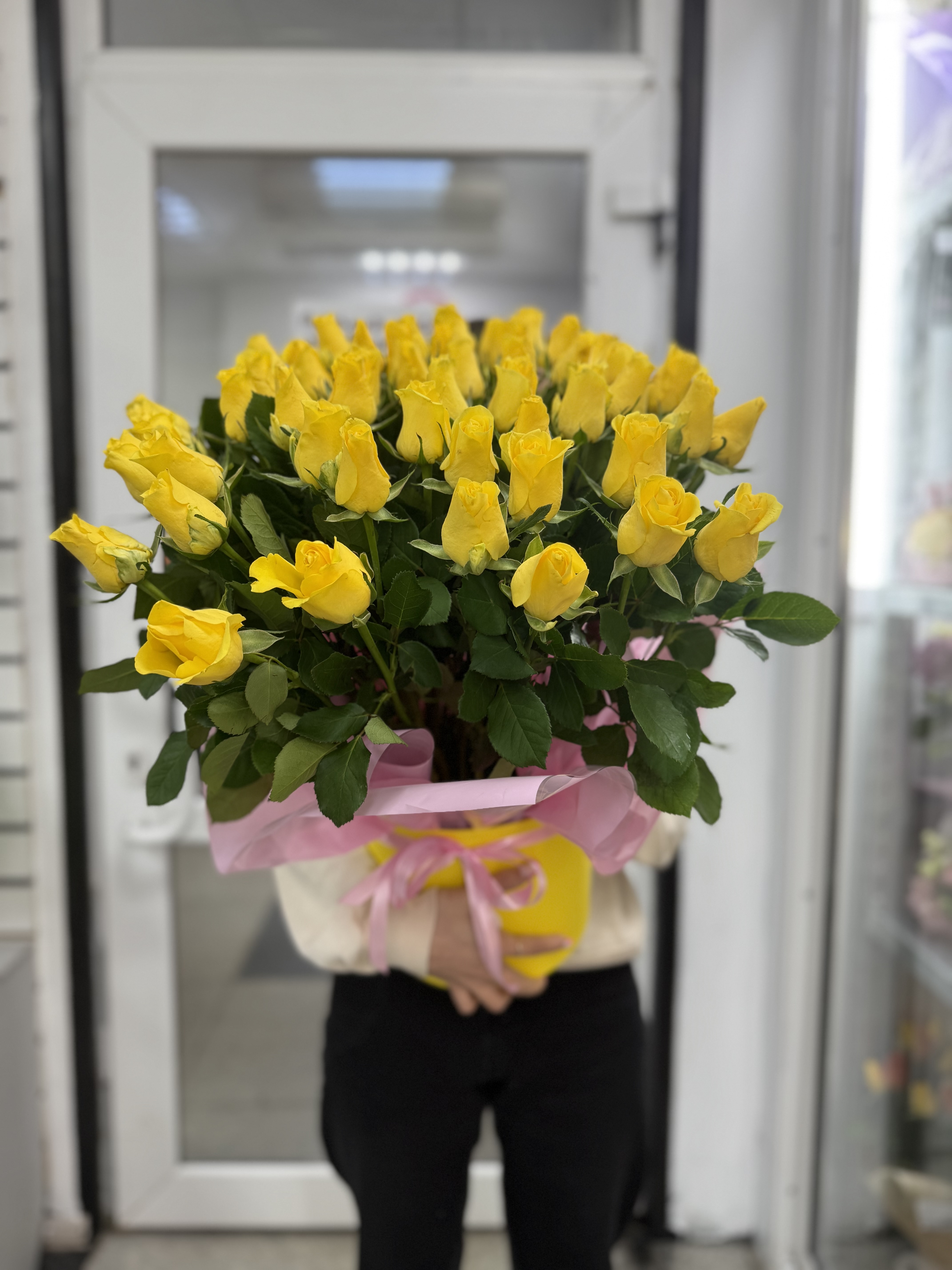 51 роза в коробке