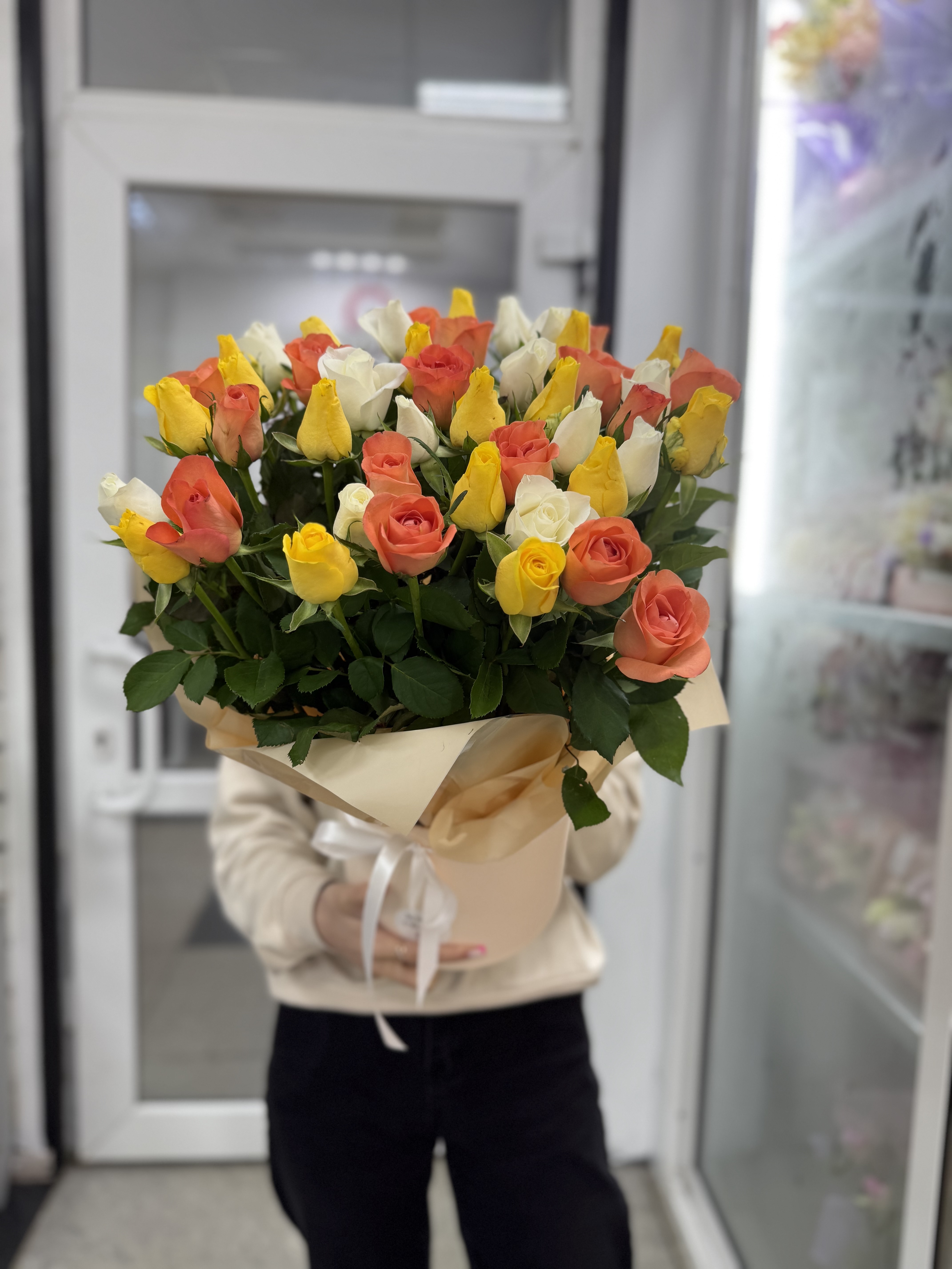 51 роза в коробке