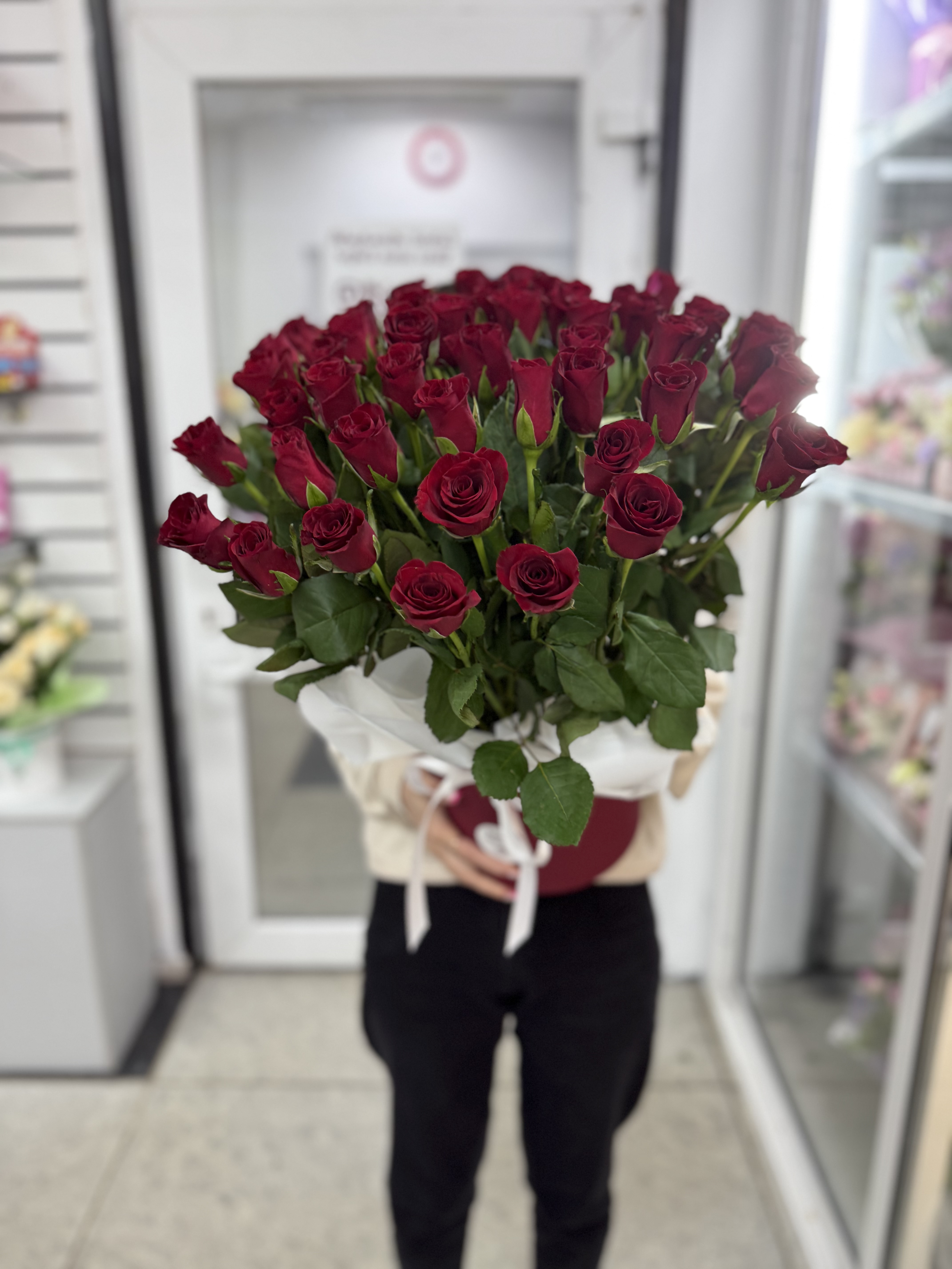 51 роза в коробке