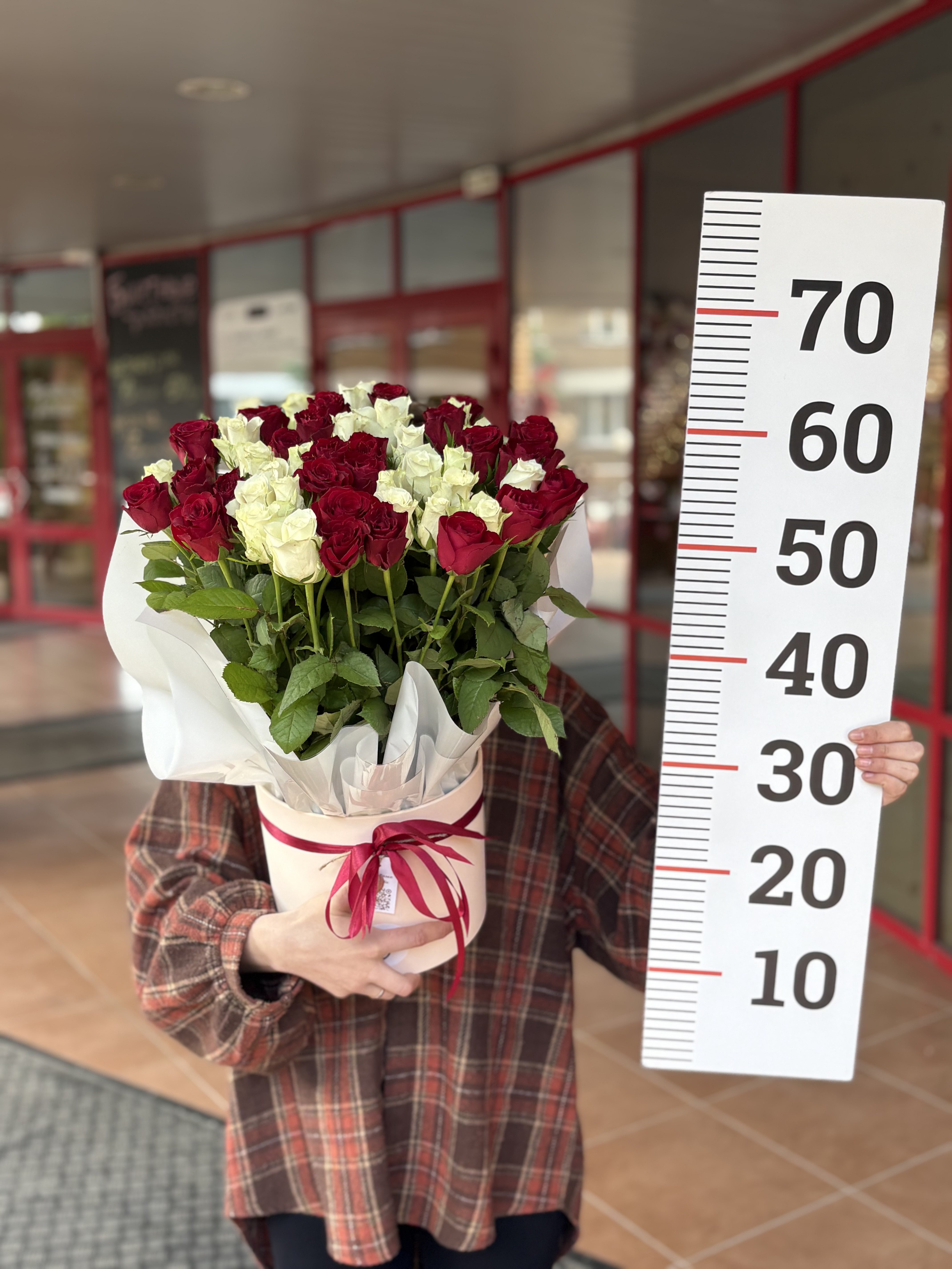 51 роза в коробке