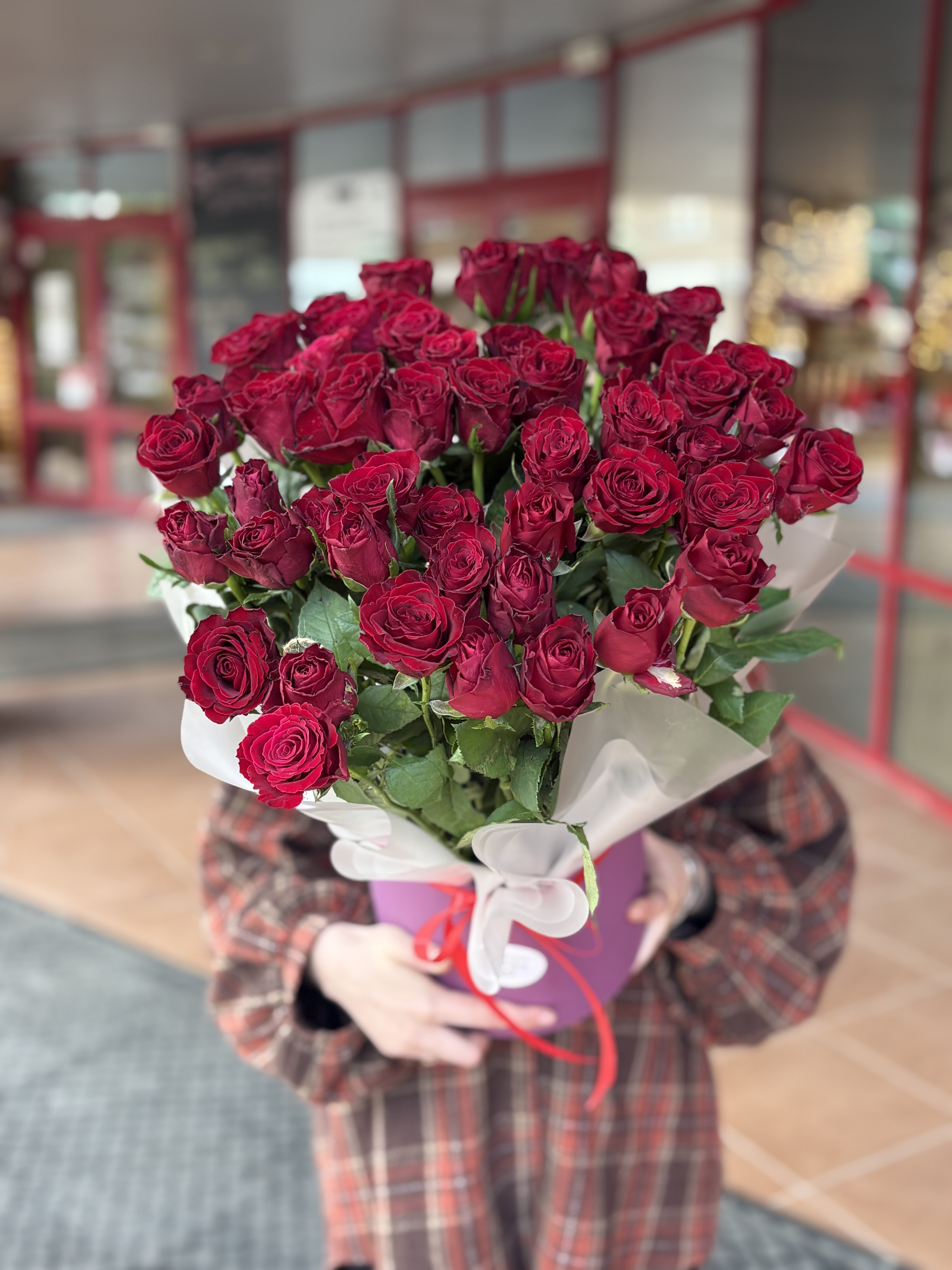 51 роза в коробке