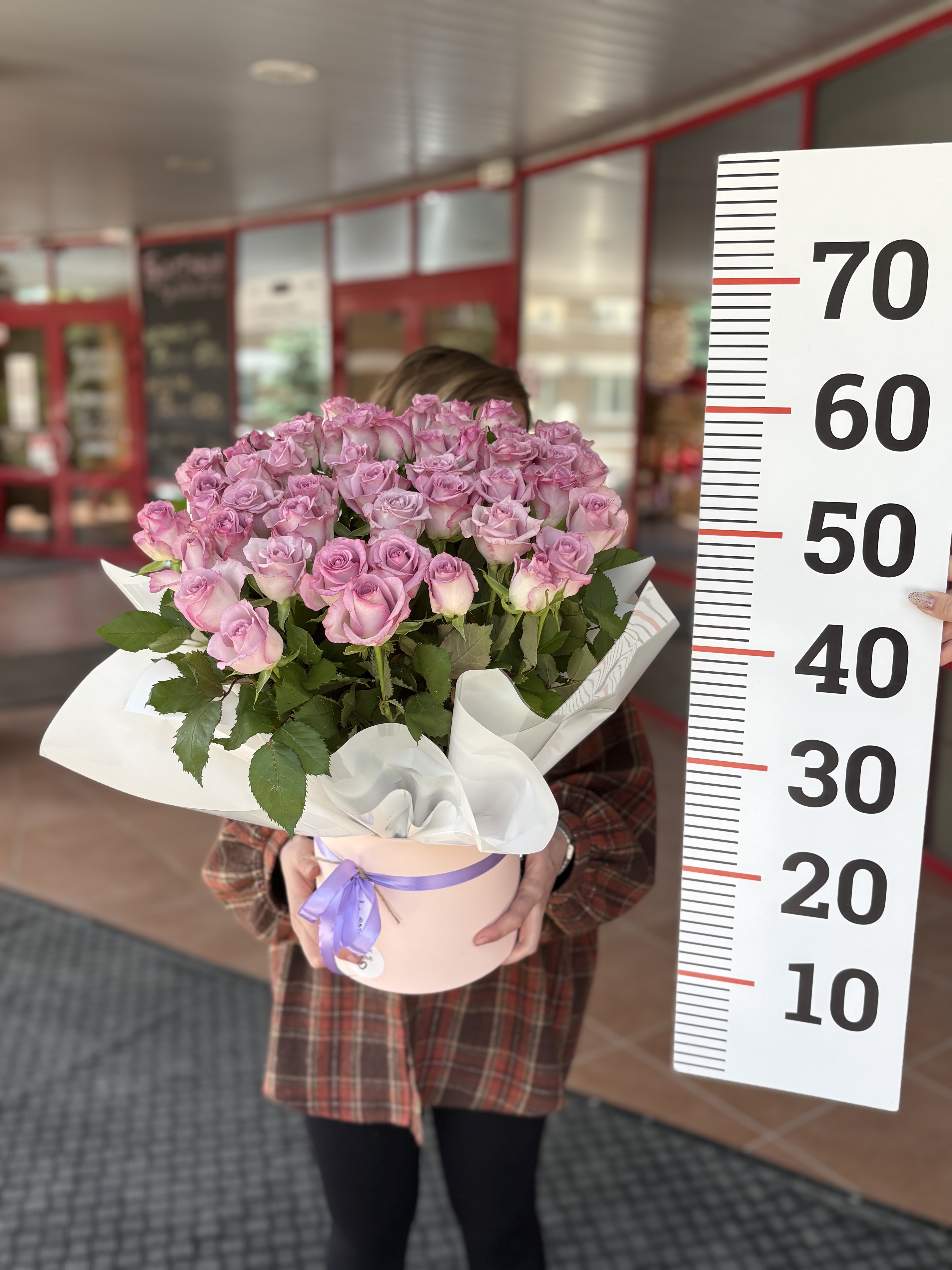 51 роза в коробке
