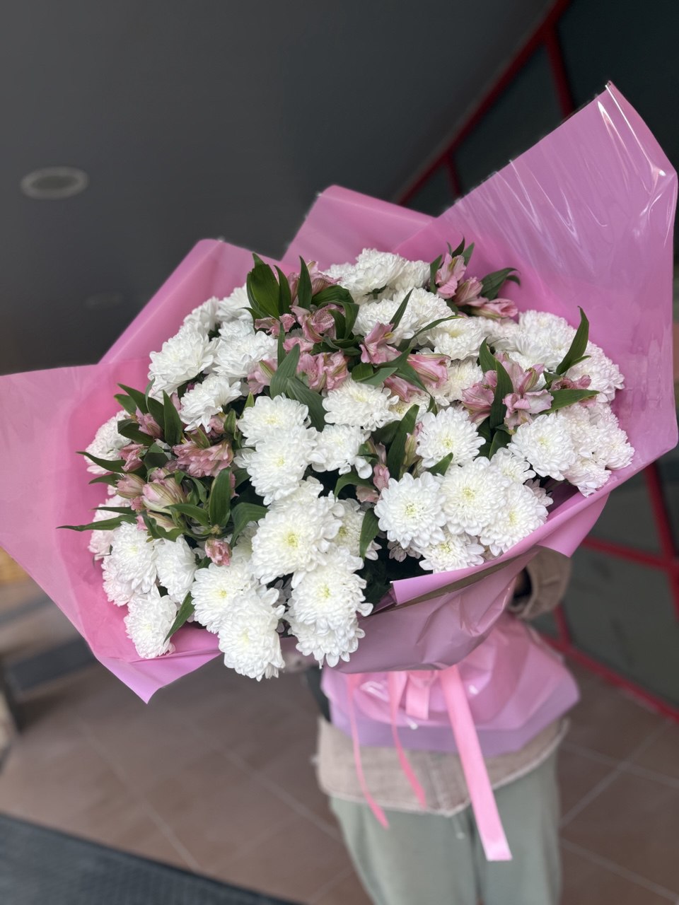 Букет хризантем с альстромерией