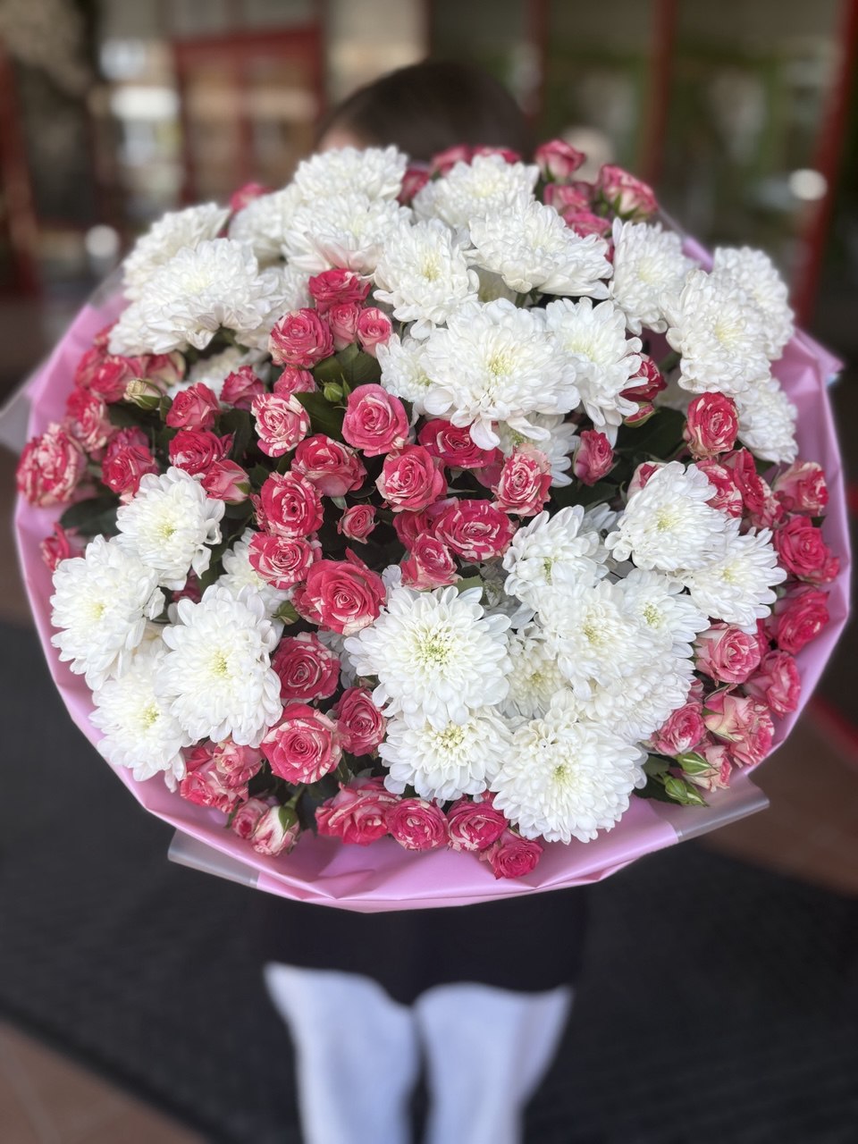 Букет хризантем с кустовой розой