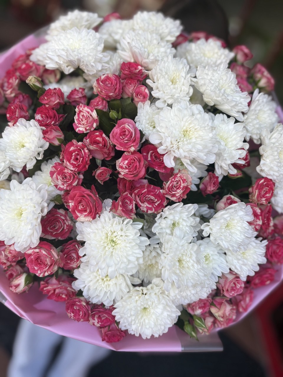 Букет хризантем с кустовой розой