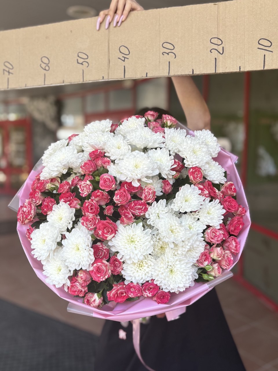 Букет хризантем с кустовой розой