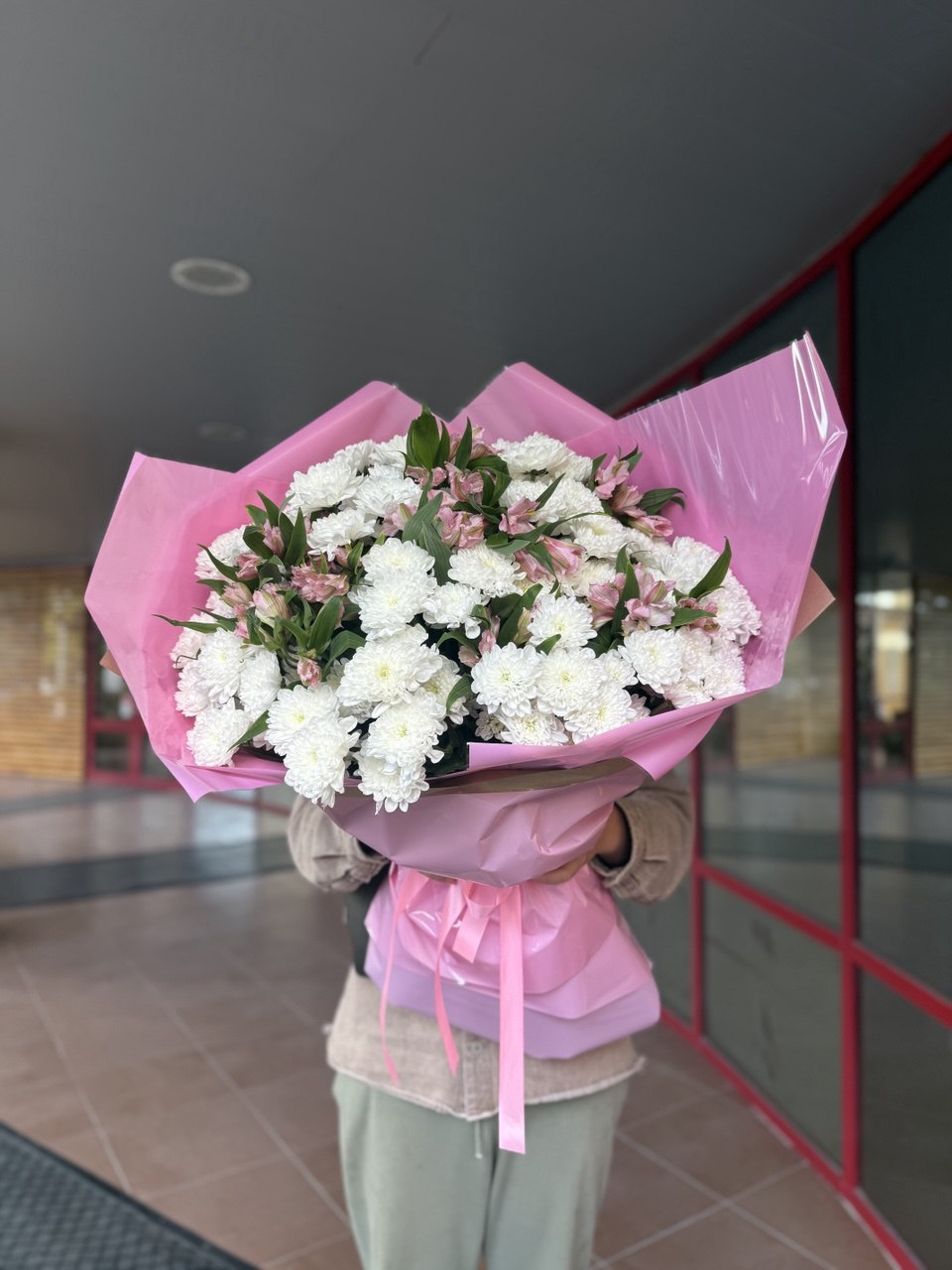 Букет хризантем с альстромерией