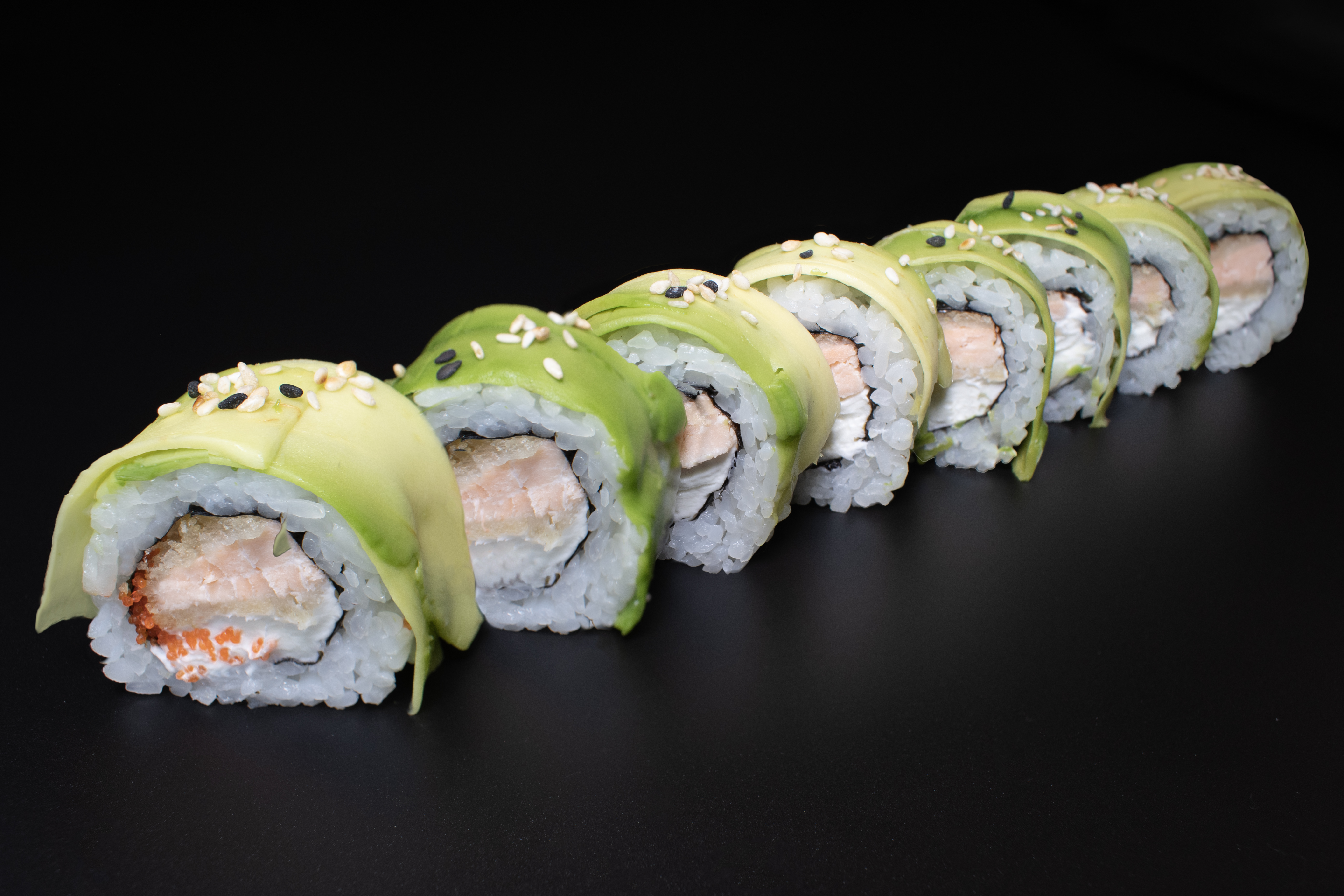 Ролл с жареным лососем