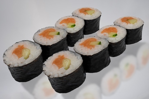 Маки лосось огурец