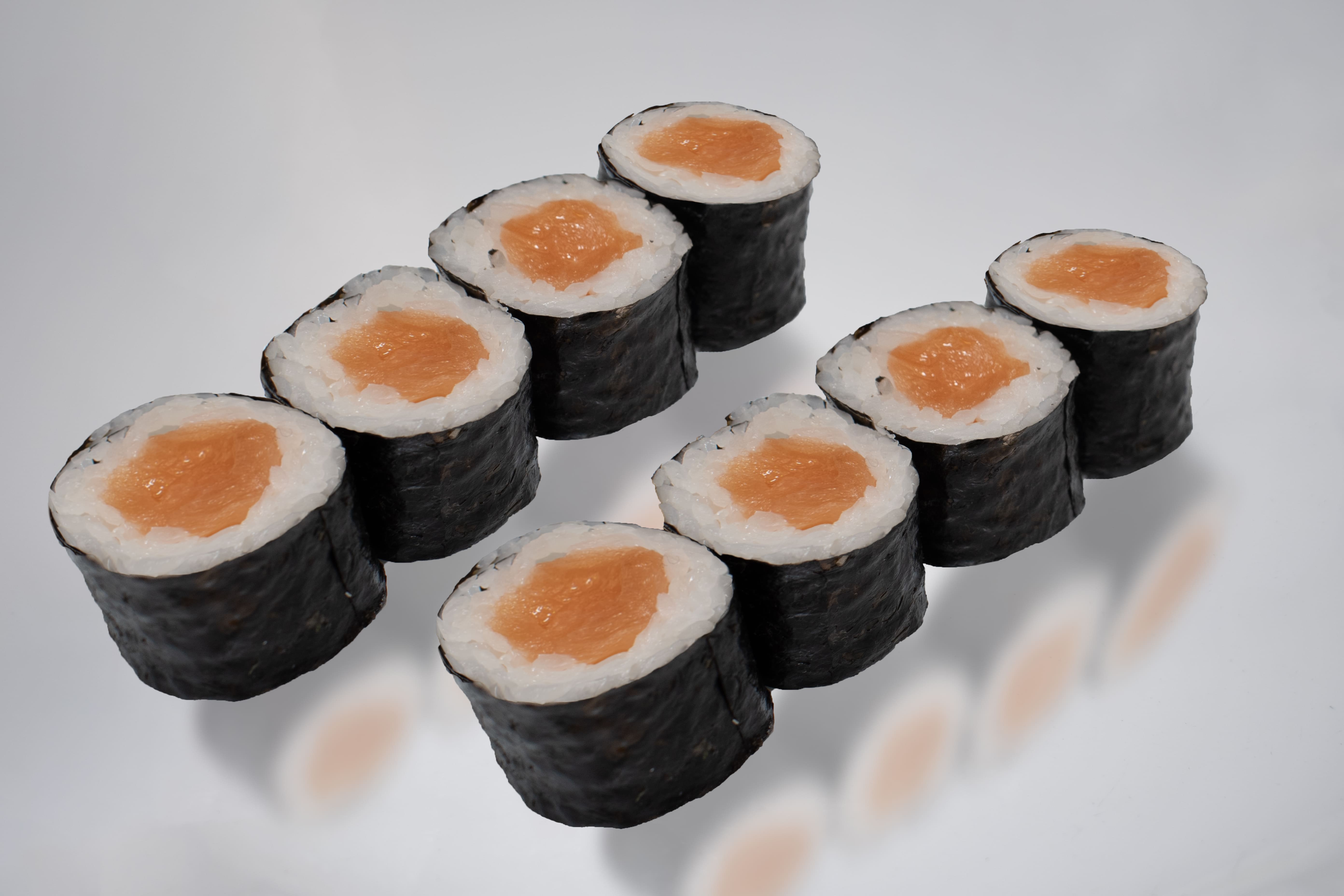 Маки с лососем