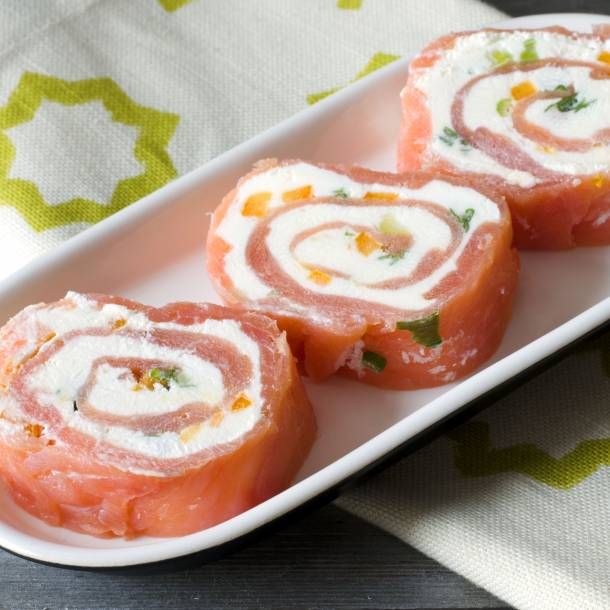 Рулет из семги с сыром и фисташками