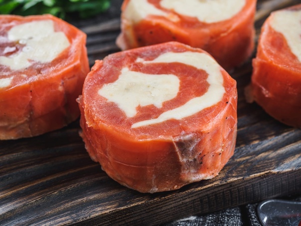 Рулет из форели с сыром и криветками