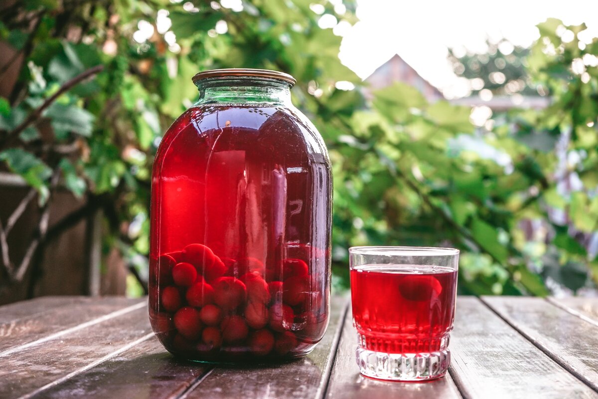 Компот кизиловый 3,0 л. с/б.