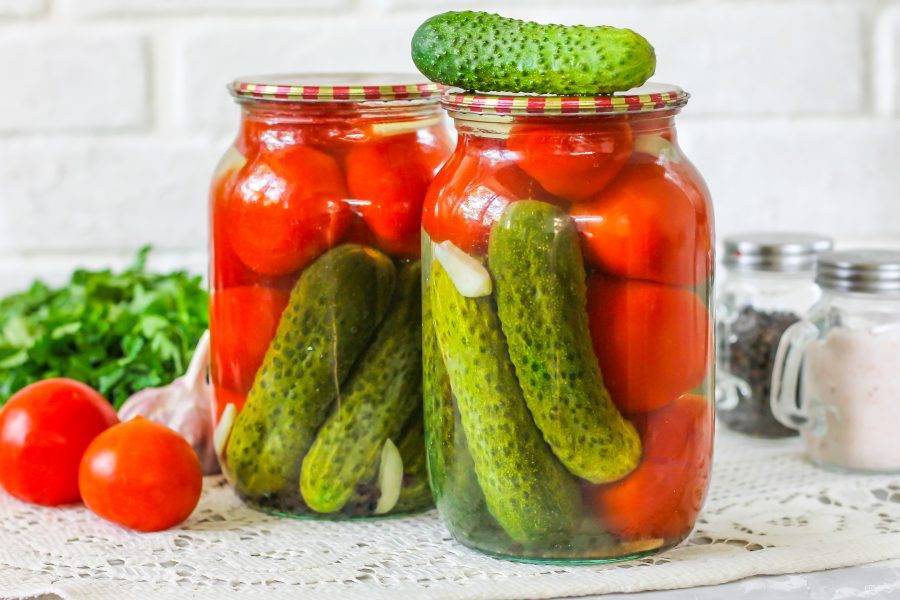 Ассорти огурцы маринованные с помидорами домашние 0,975л. с/б.