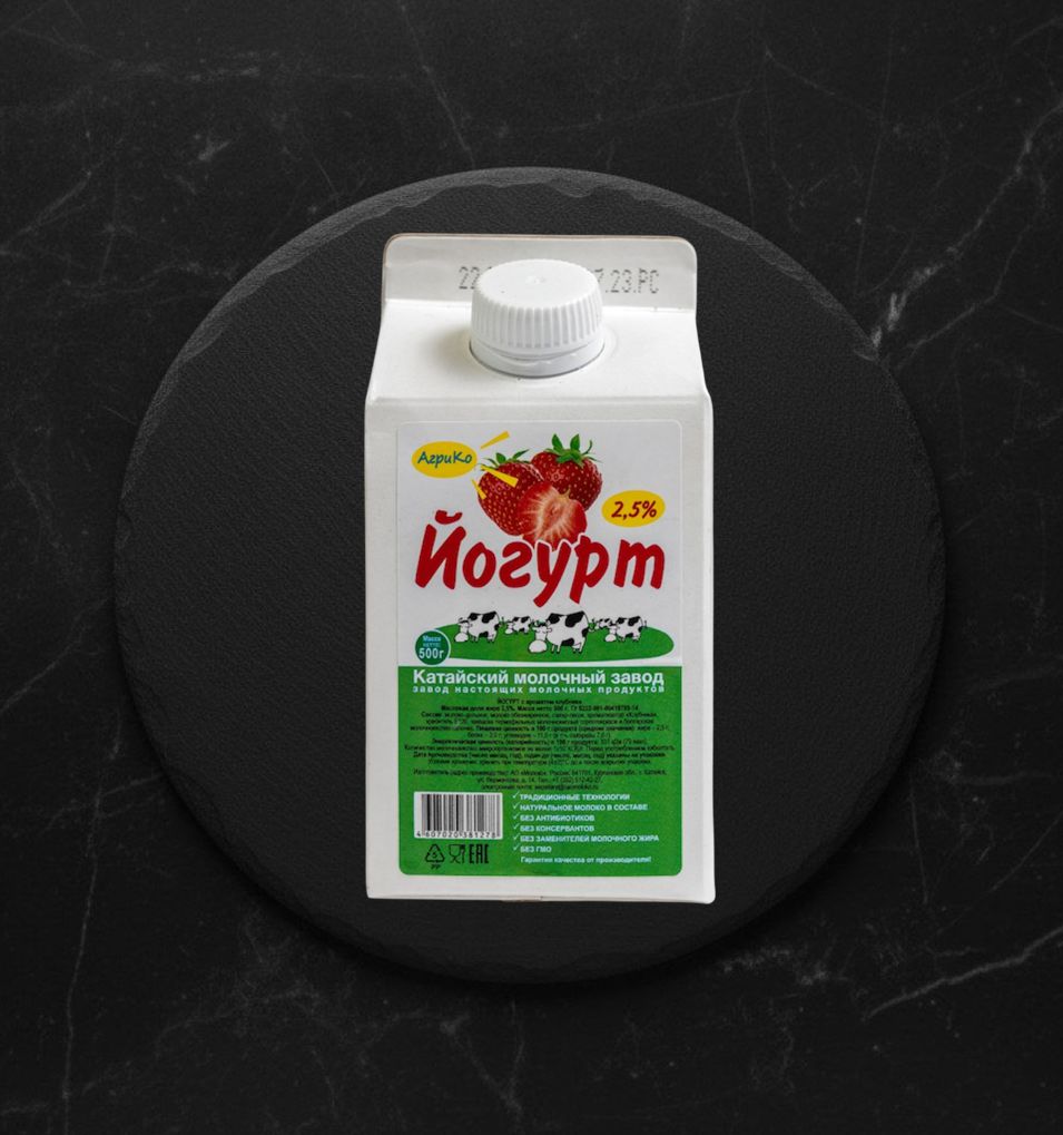 Йогурт АгриКо Клубника 2,5% 500г пюр-пак