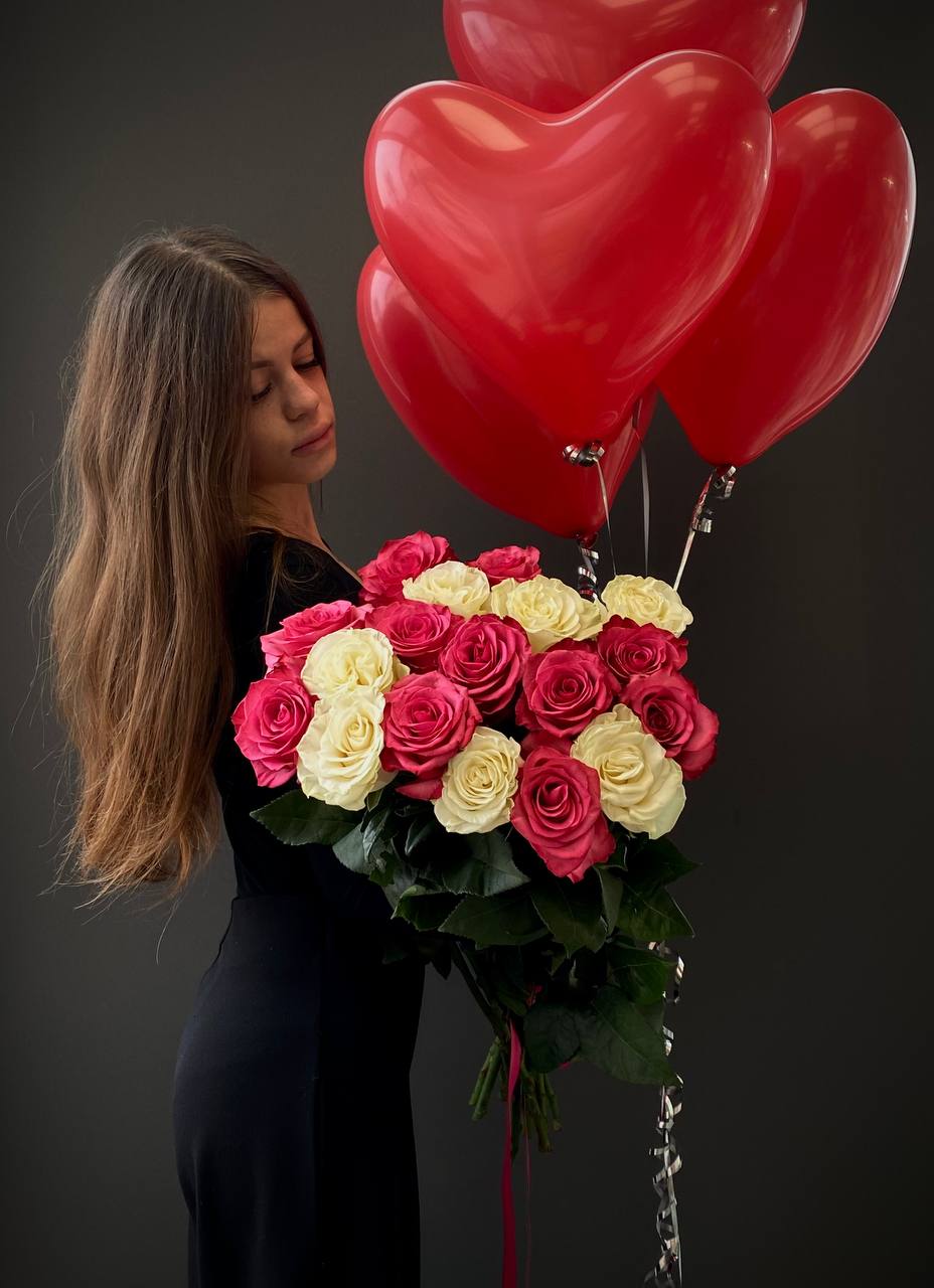 Комбо из 15 роз и 5 шаров