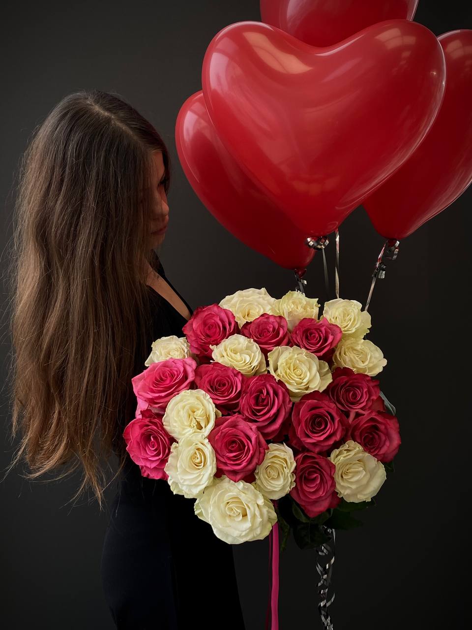 Комбо из 27 роз и 5 шаров
