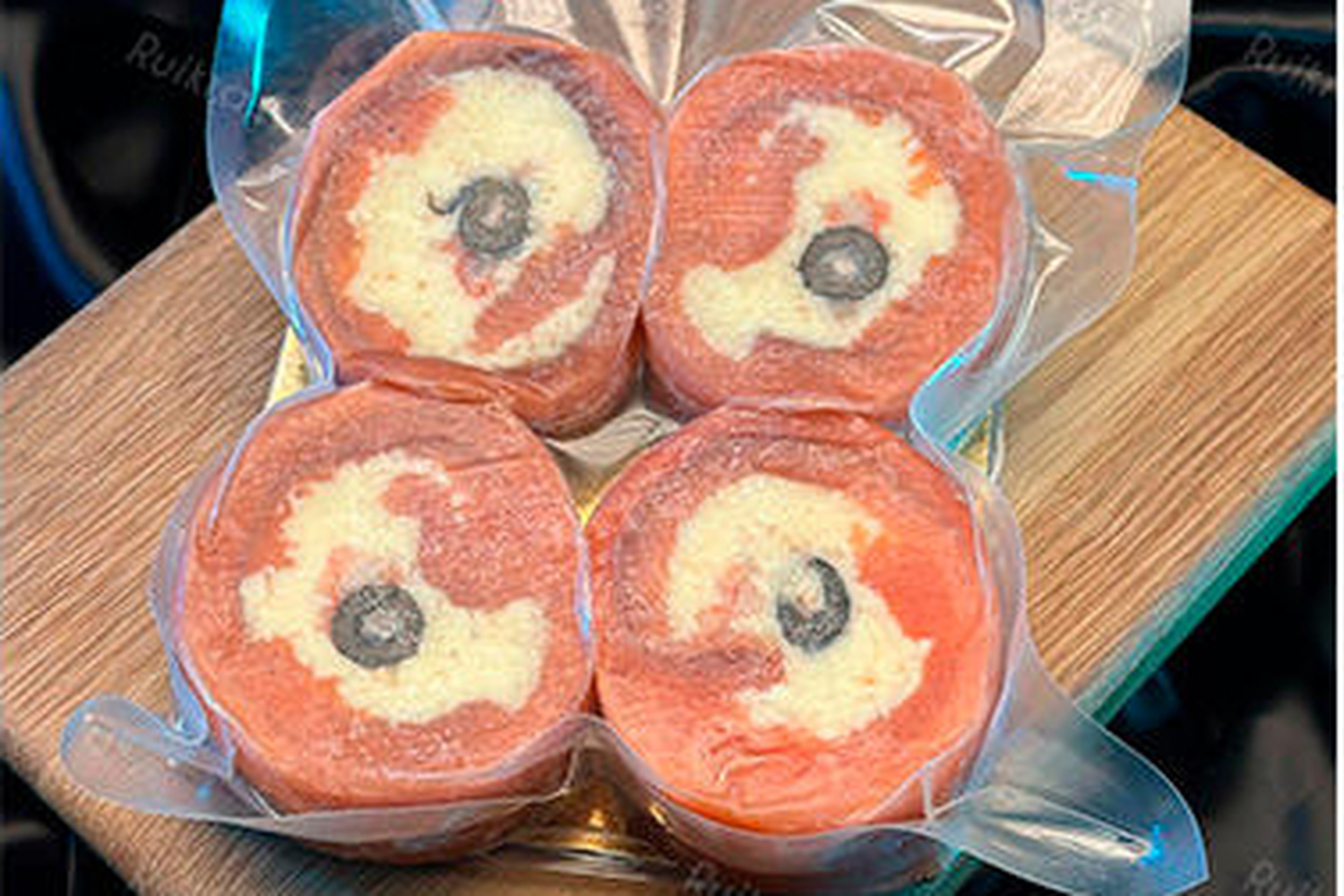 Рулет из нерки  с сыром шпинатом и креветками