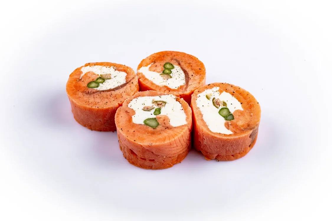 Рулет из форели с сыром камчатским крабом и маслинами