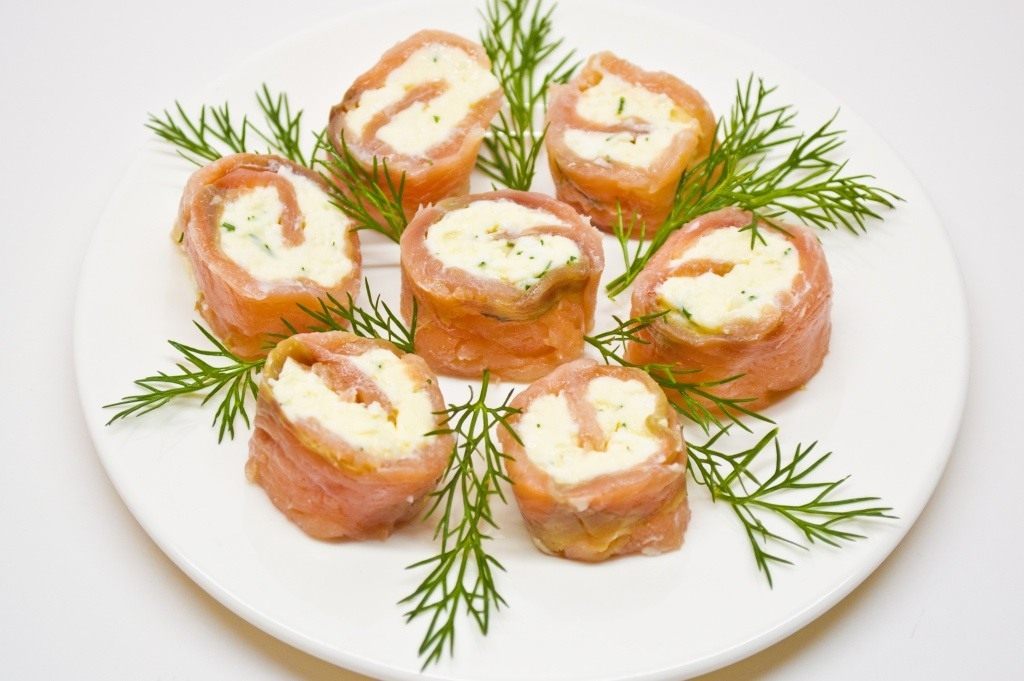 Рулетики из малосольной форели и палтуса с творожным сыром и фисташками