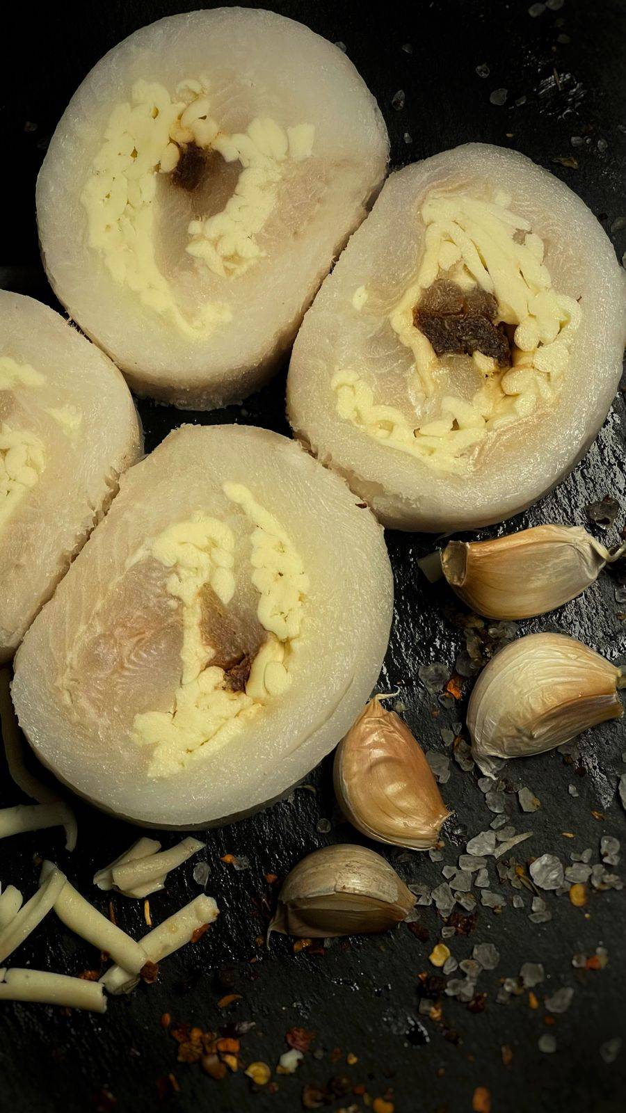 Рулет для запекания из палтуса с сыром, креветкой и вялеными томатами