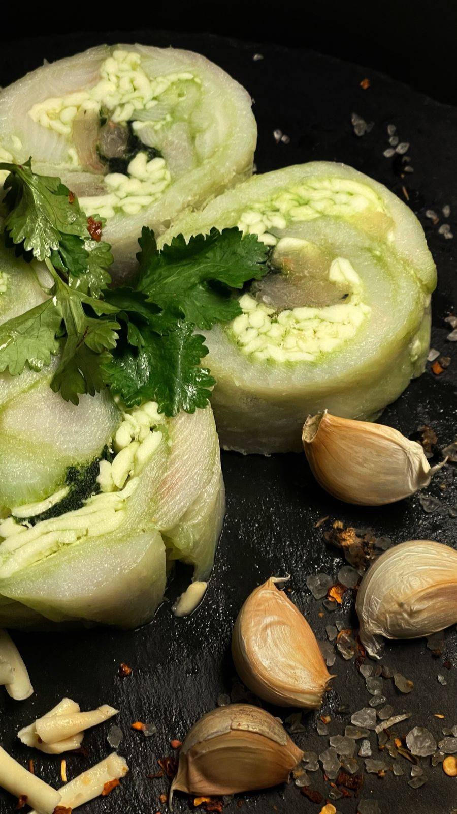 Рулет для запекания из палтуса с сыром, креветкой и шпинатом