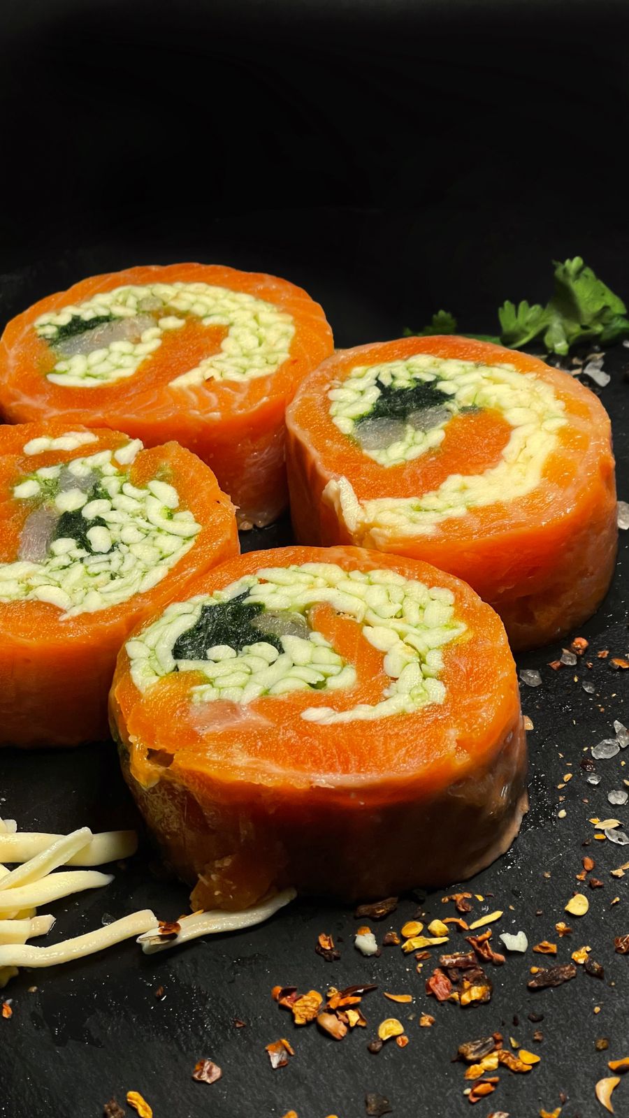 Рулет из кеты с сыром, креветкой и шпинатом